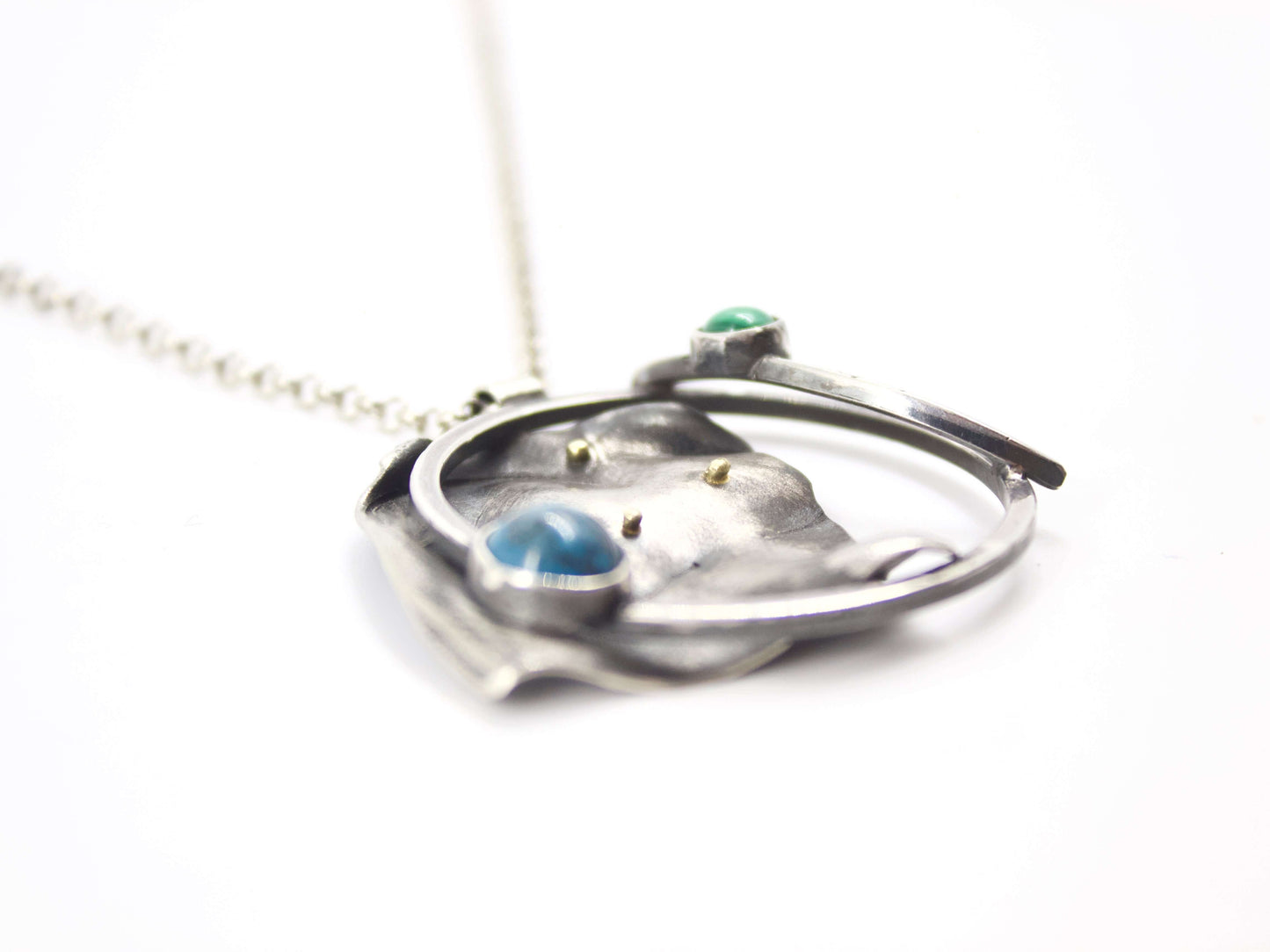Collana Glimoire in argento con ciondolo moderno e pietre blu e verdi