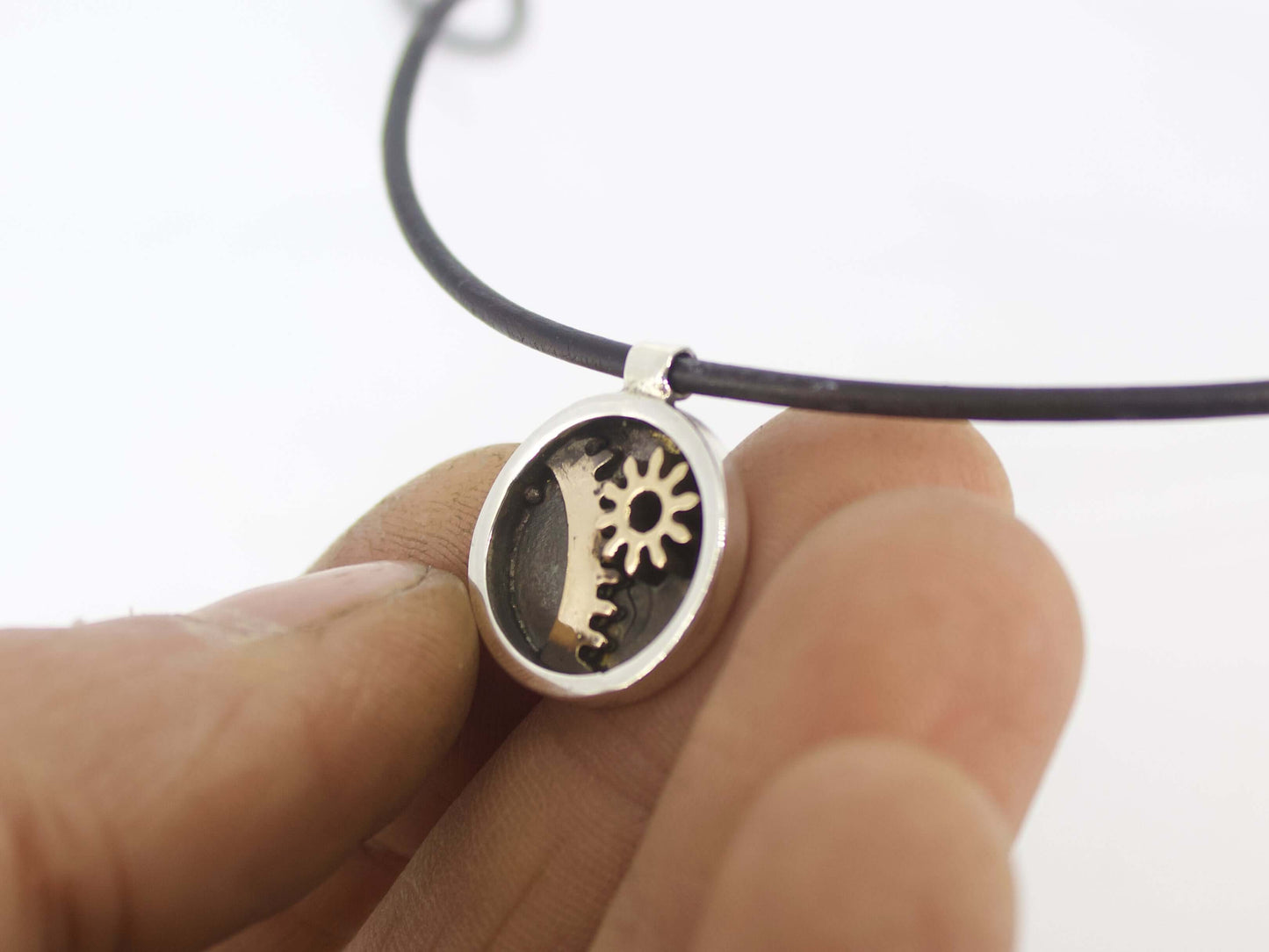Anello Glimoire con ciondolo tondo stile steampunk in argento e dettaglio ingranaggio