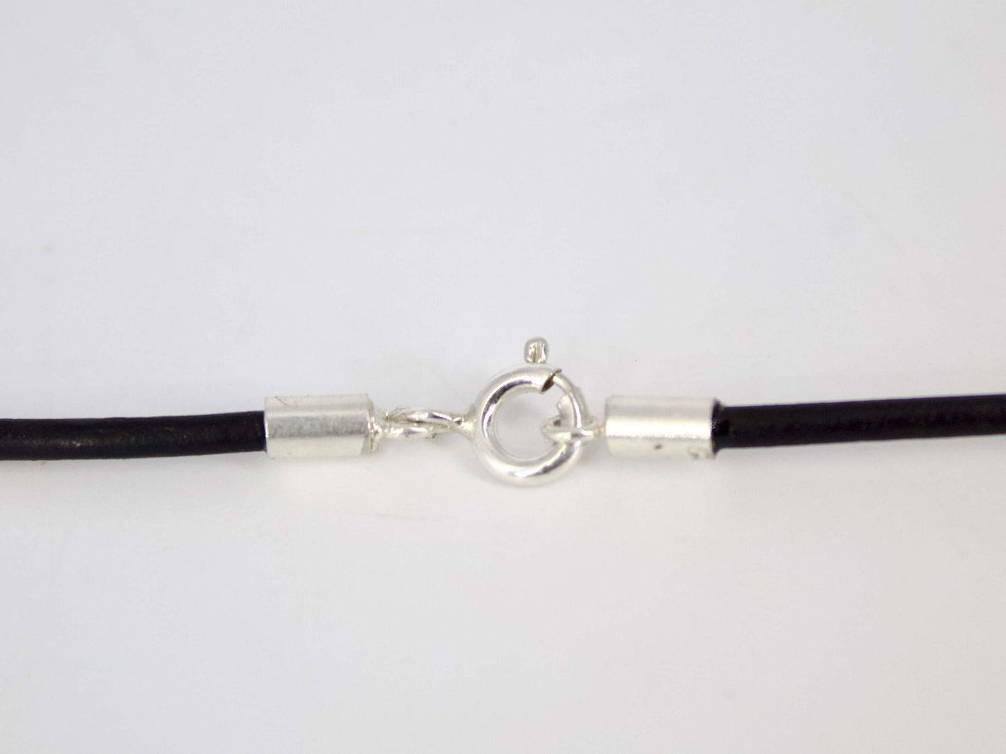 Chiusura anello Glimoire con dettaglio ciondolo tondo stile steampunk su corda nera