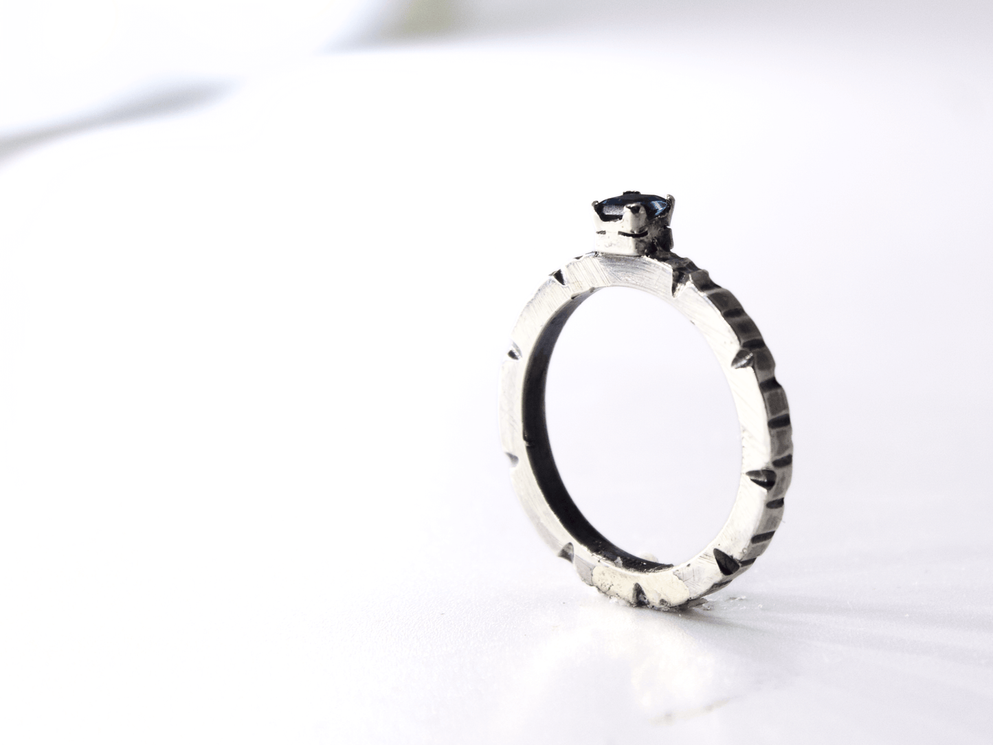 Segni e Tracce - Anello in argento con Topazio blu, design unico e lavorazione artigianale.