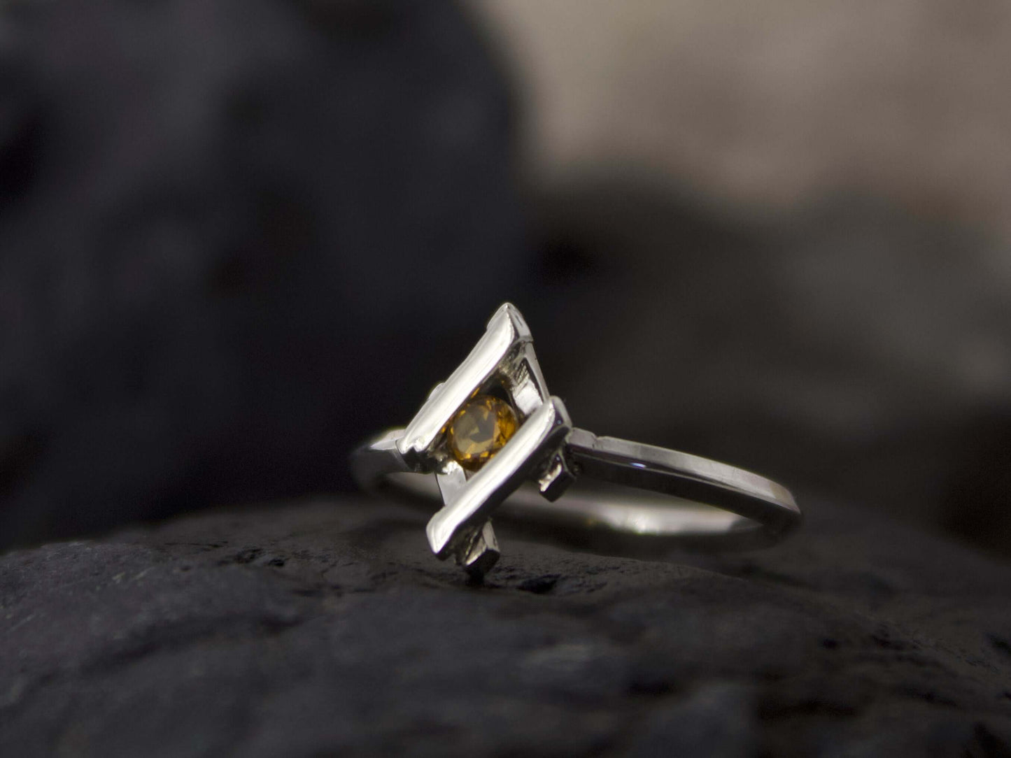 Anellino pietra gialla Glimoire in argento con design moderno e pietra centrale gialla brillante