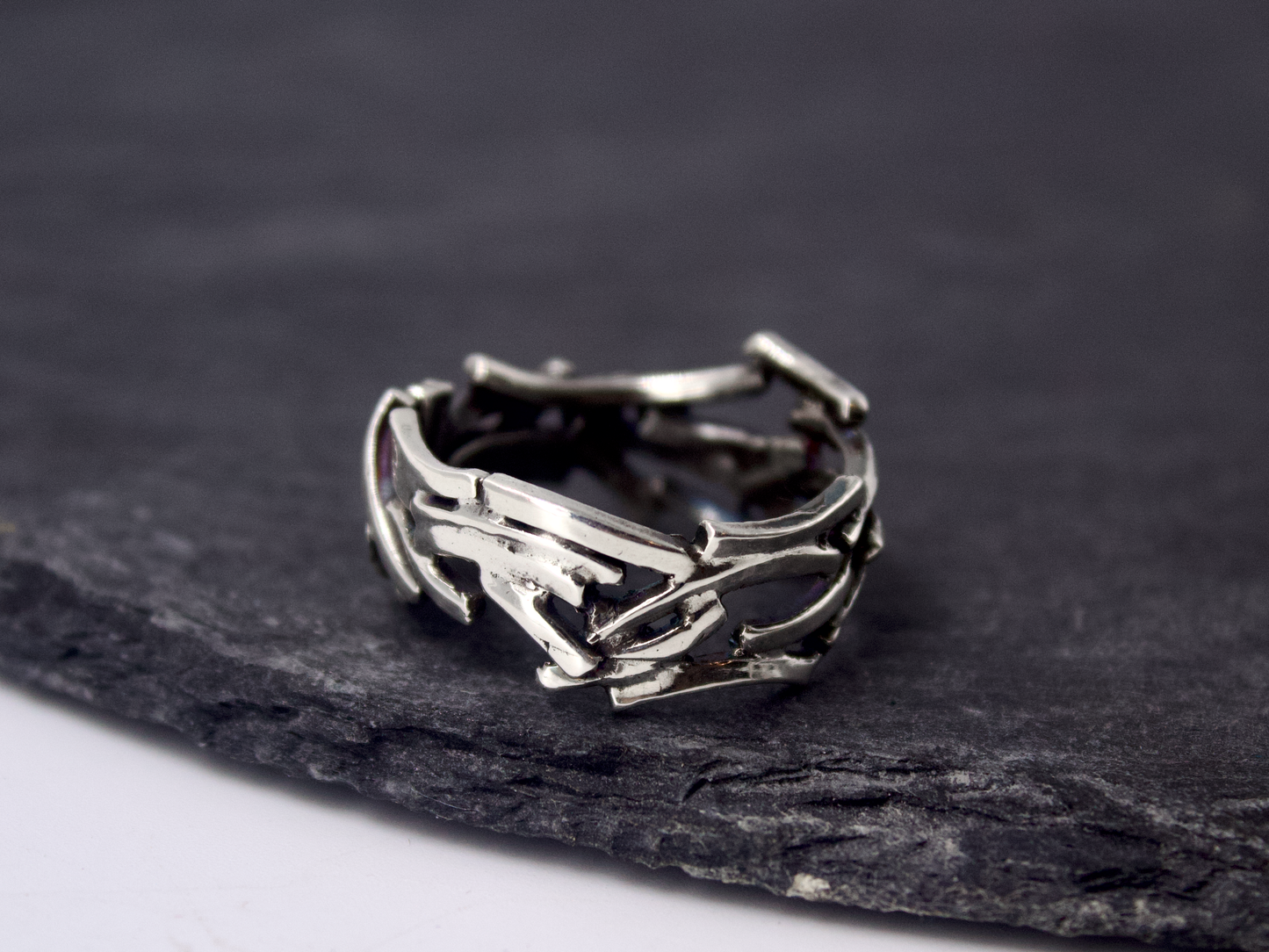 Anello art. 468 in argento, design ispirato al moto ondoso e ai riflessi del mare di notte.