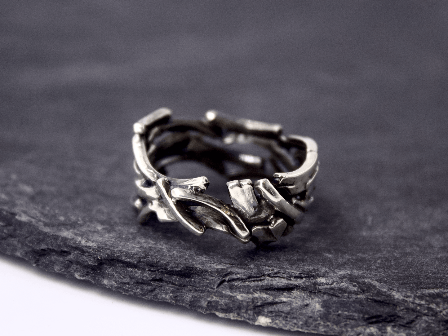 Anello art. 468 in argento, design ispirato al mare di notte con riflessi unici e dettagli artigianali.