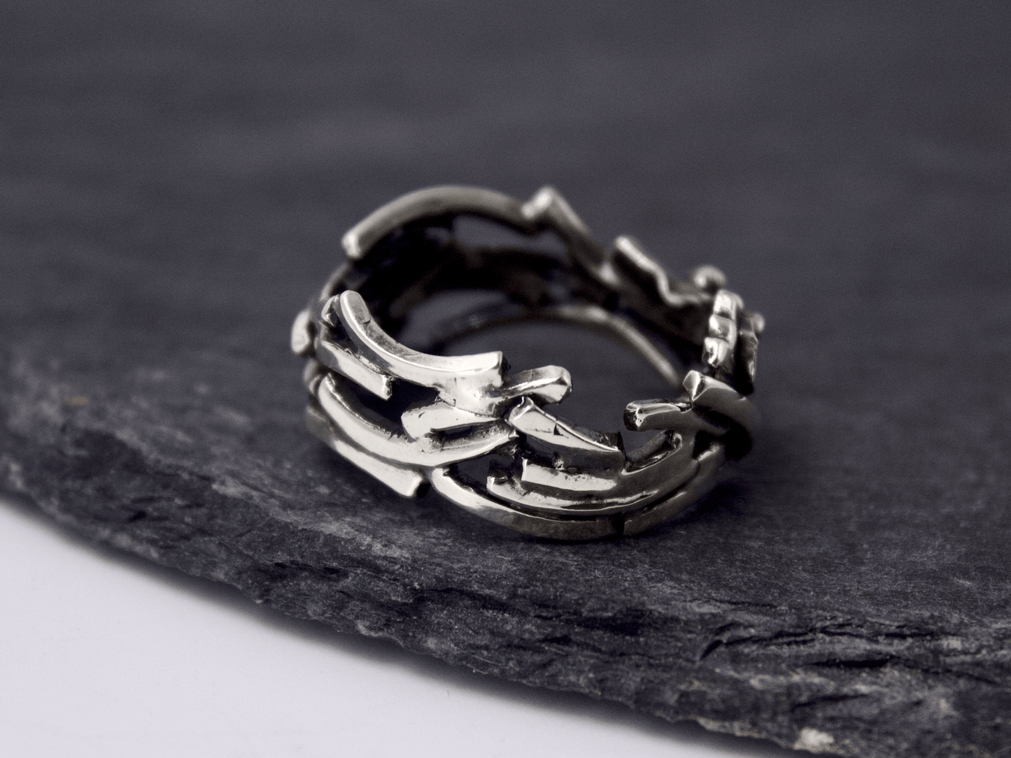 Anello in argento ispirato al moto ondoso, con riflessi del mare di notte, pezzo unico e fatto a mano.