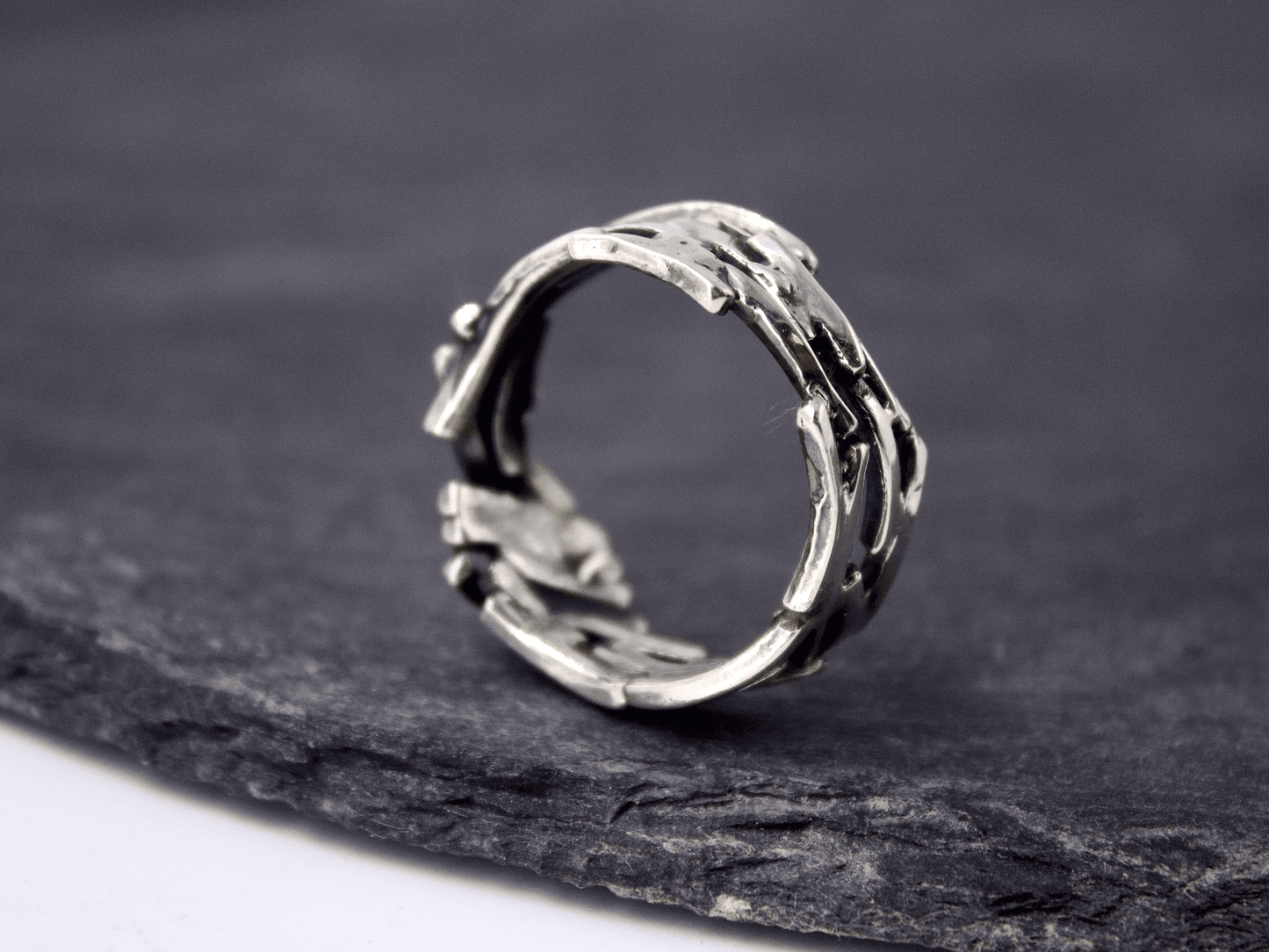 Anello in argento art. 468, ispirato al moto ondoso e ai riflessi del mare di notte.