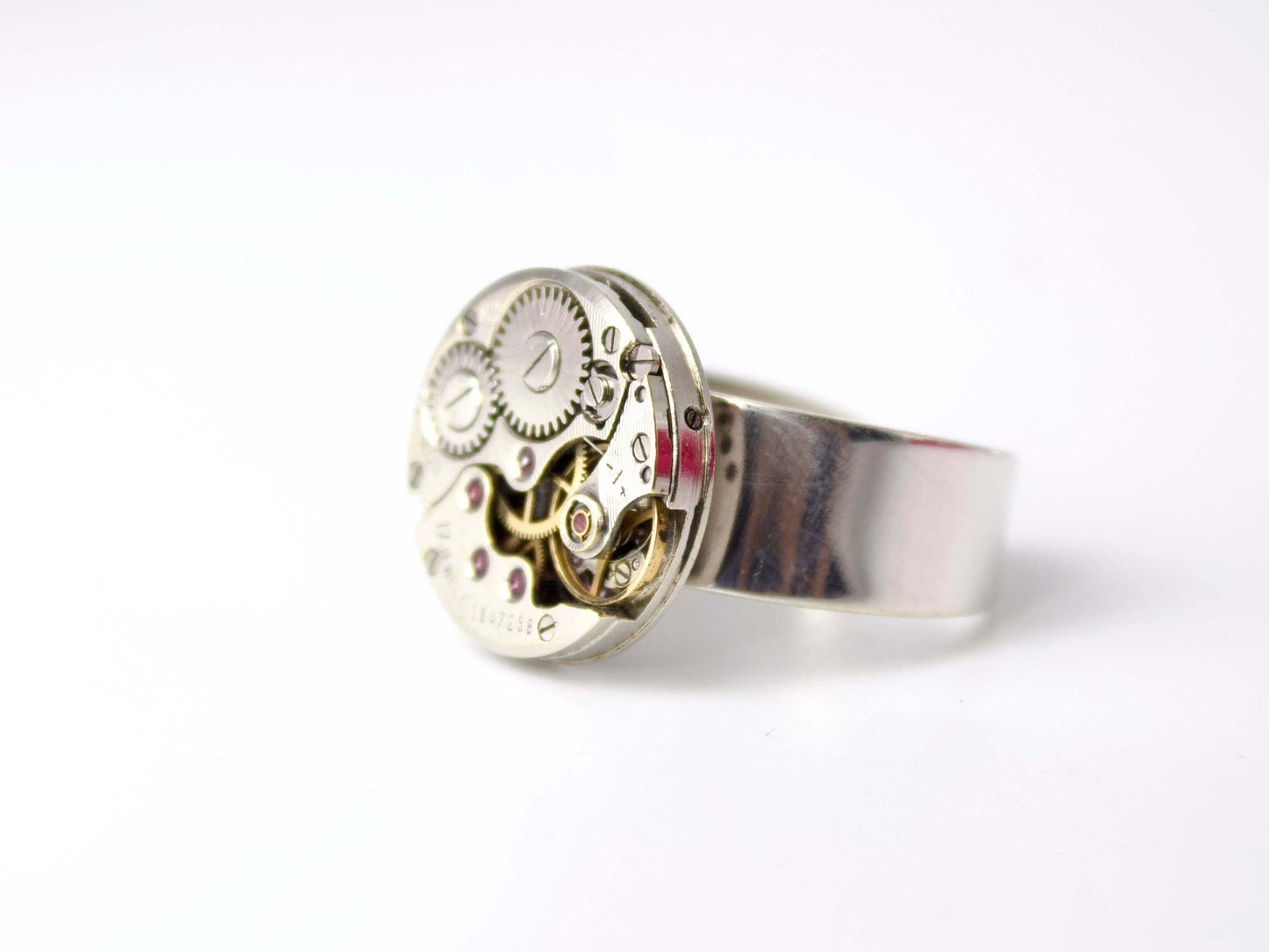 Anello con meccanismo di orologio in metallo argentato con ingranaggi visibili design steampunk