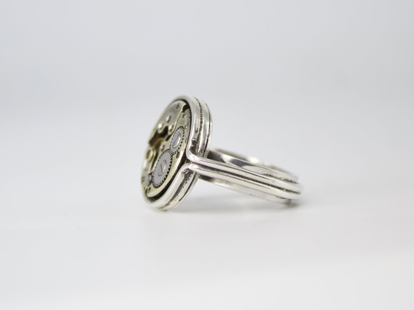 Anello con meccanismo di orologio in argento con dettagli ingranaggi vintage firmato Glimoire