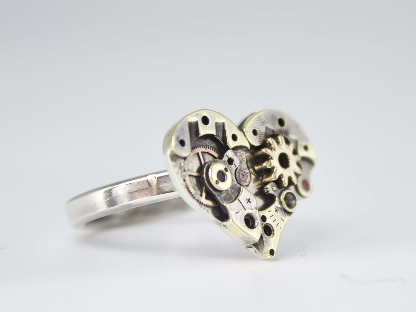 Anello cuore steampunk in metallo con ingranaggi decorativi di Glimoire