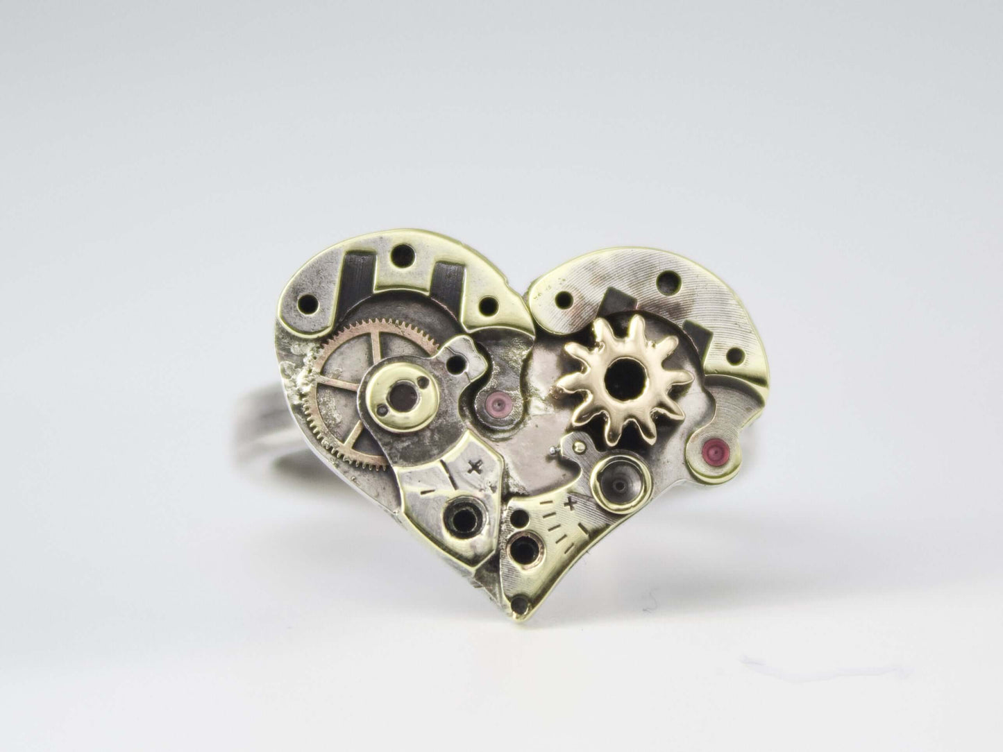 Anello cuore steampunk di Glimoire con ingranaggi delicati e design unico vintage