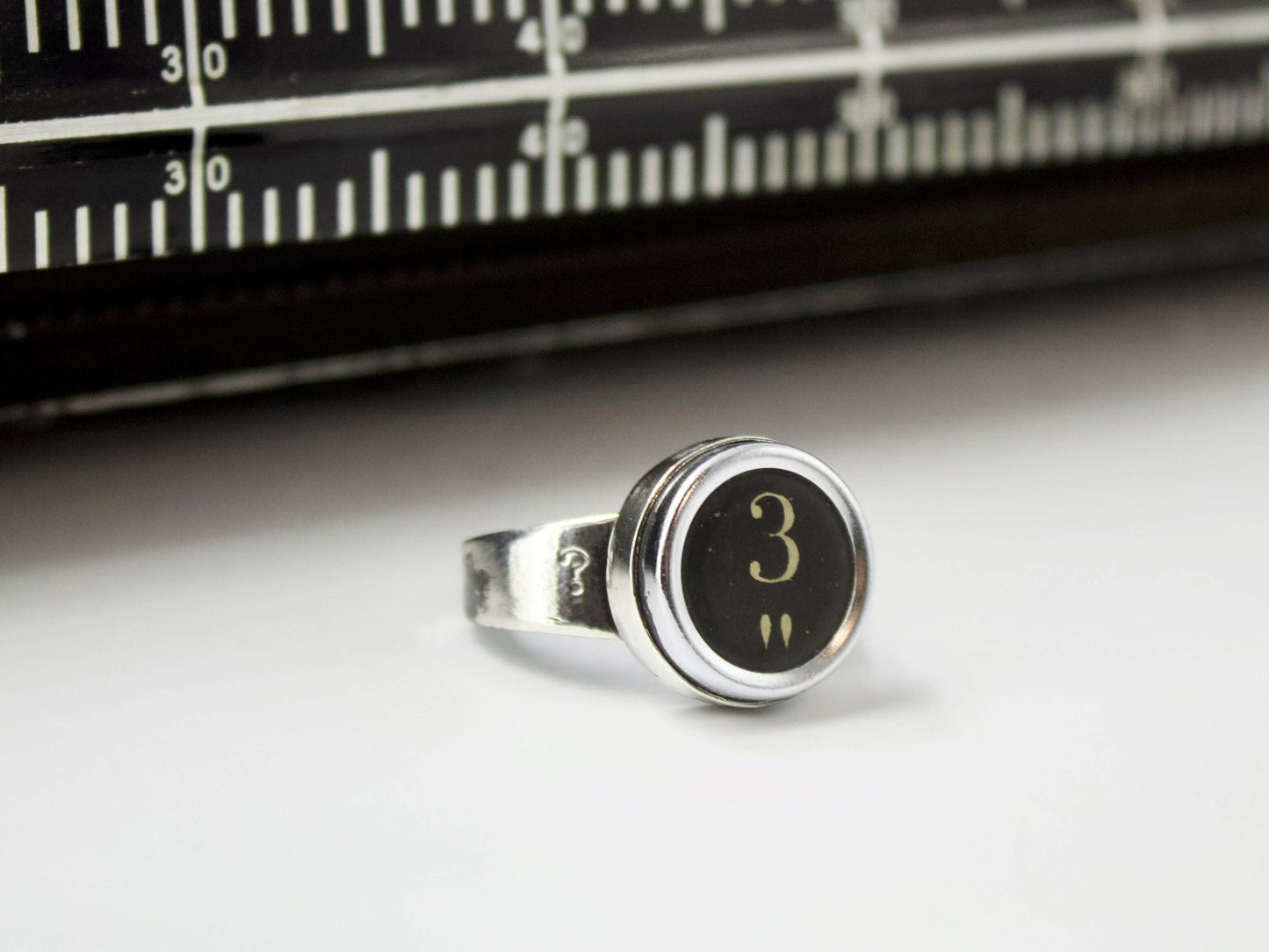 Anello in argento con tasti di macchina da scrivere Glimoire con dettaglio numero 3 nero e oro
