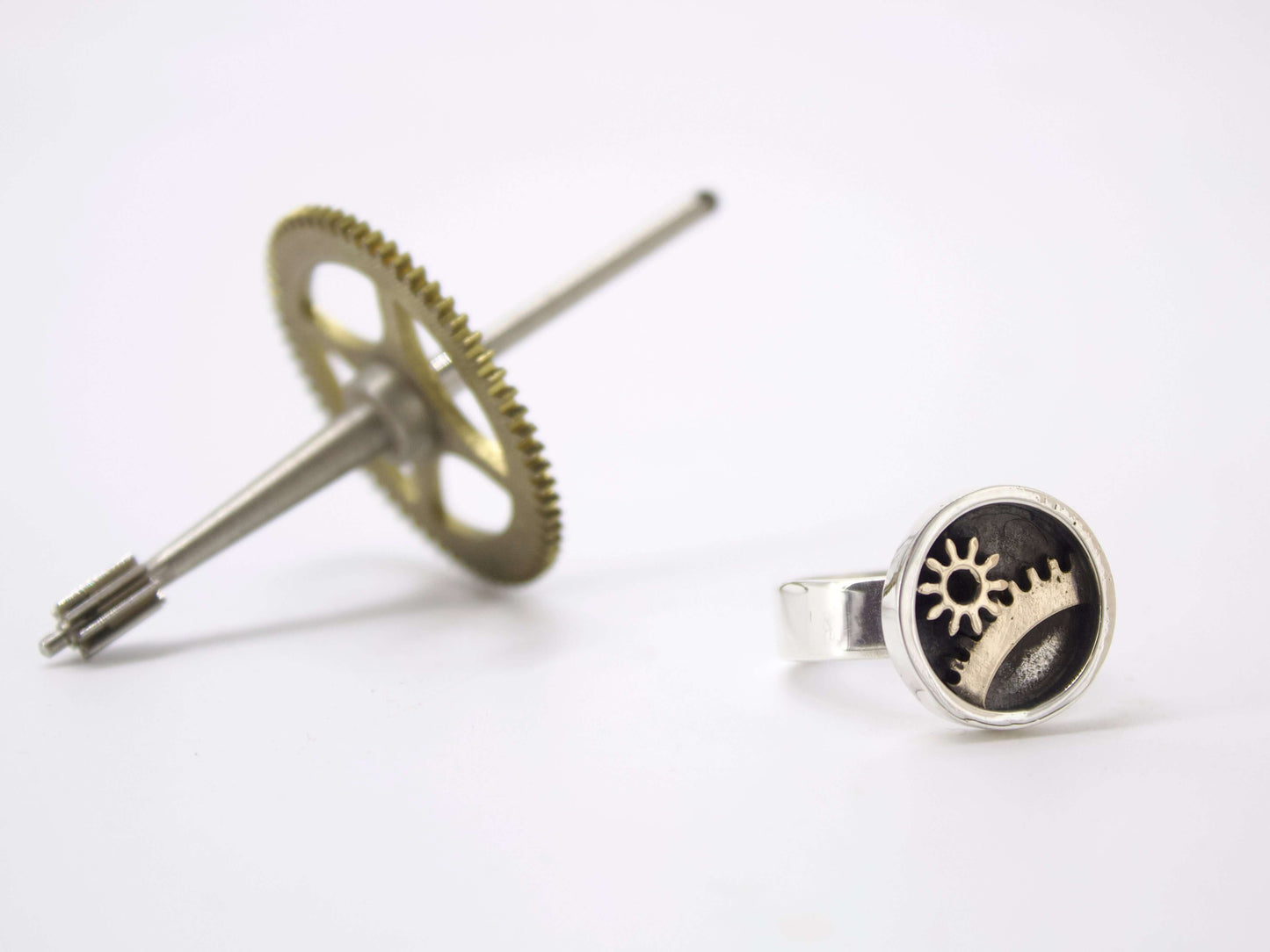 Anello ingranaggi steampunk Glimoire in argento con design di ruote dentate vintage