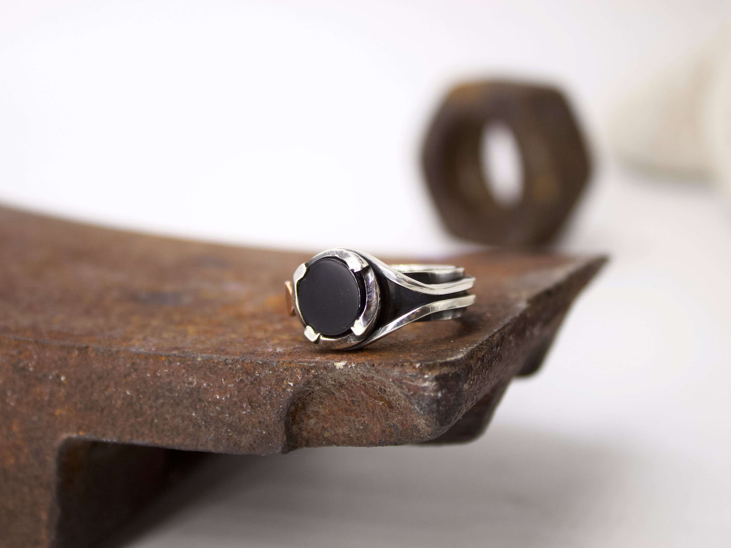 Anello da uomo in onice Glimoire con pietra nera rotonda e design in argento lucido