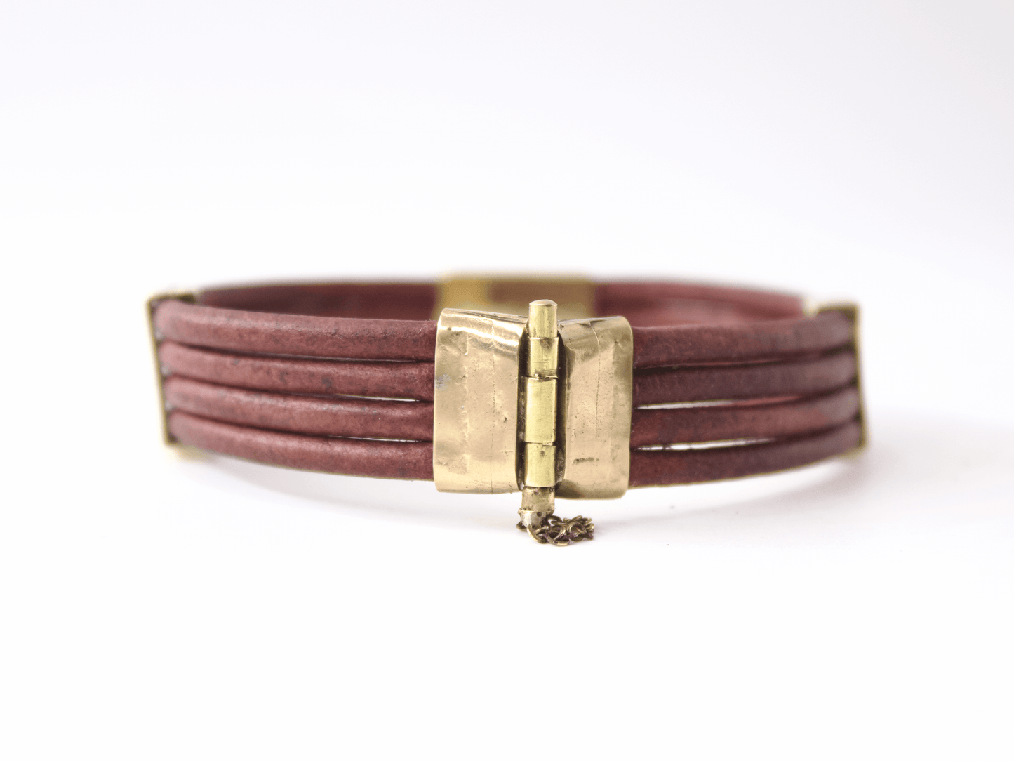 Bracciale maschile in cuoio Glimoire con chiusura metallica dorata e design multiplo