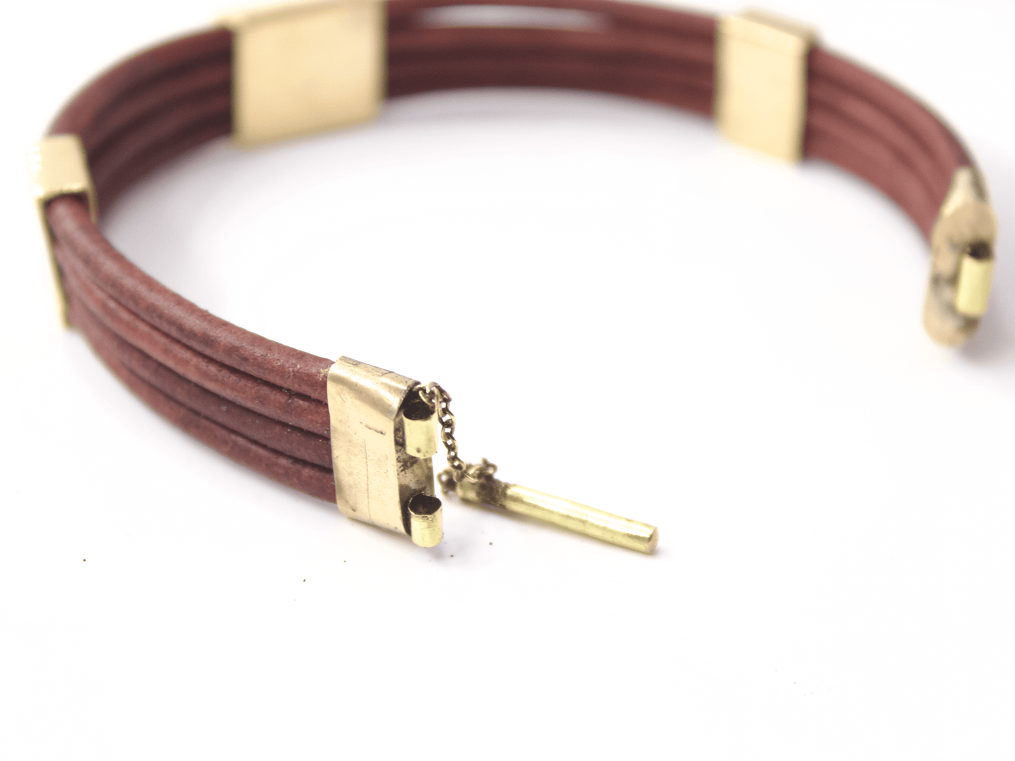 Bracciale maschile in cuoio marrone con dettagli dorati design elegante Glimoire