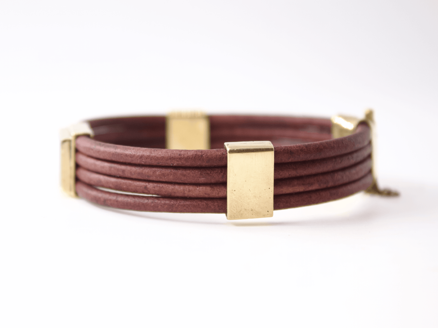 Bracciale maschile in cuoio di colore marrone con dettagli dorati elegante firmato Glimoire