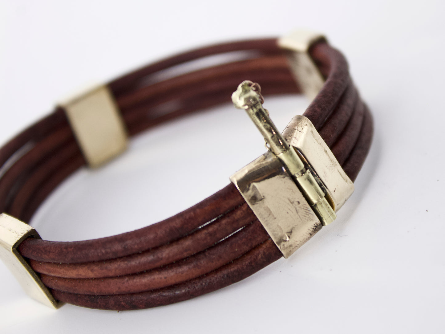 Bracciale Glimoire in pelle marrone con chiusura a forma di chiave color oro