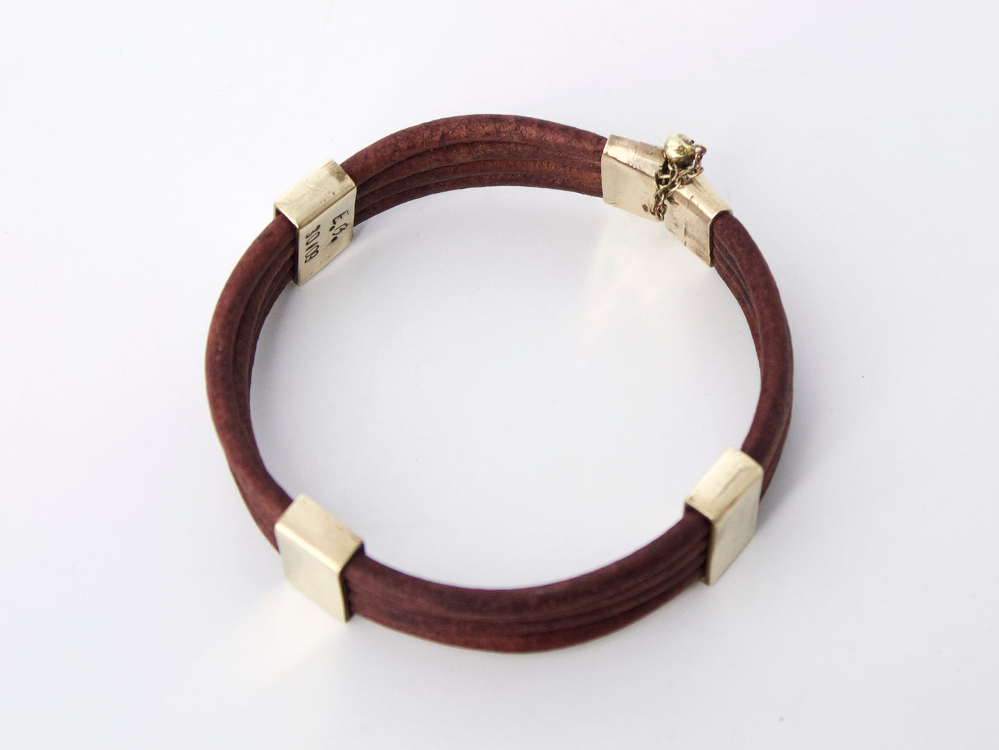 Bracciale Glimoire in pelle marrone con dettagli in metallo dorato e chiusura sicura