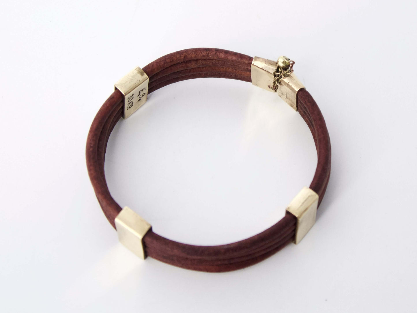Bracciale Glimoire in pelle marrone con dettagli in metallo dorato e chiusura sicura