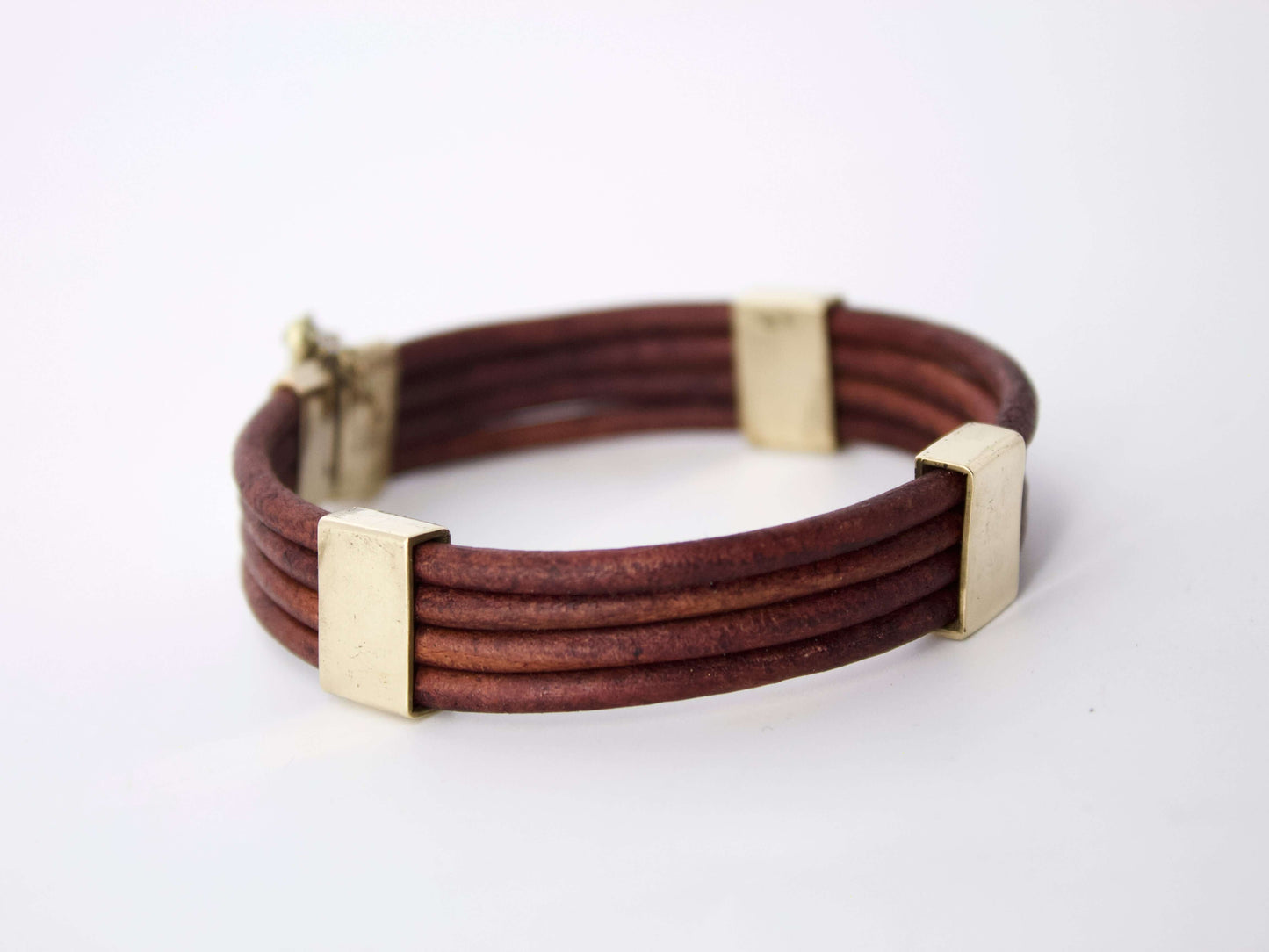 Bracciale Glimoire in pelle marrone con dettagli in metallo dorato elegante e moderno