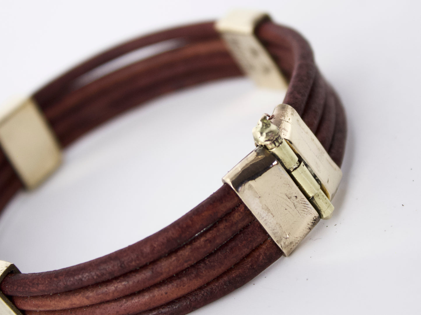 Bracciale Glimoire in cuoio marrone con chiusura metallica dorata elegante e resistente