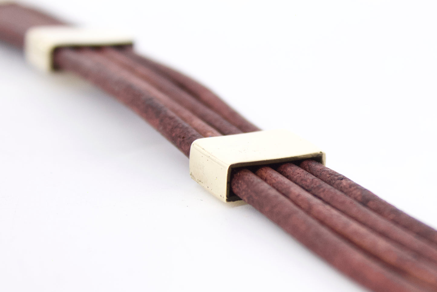 Bracciale Glimoire con fili di cuoio marrone e dettagli in metallo dorato elegante