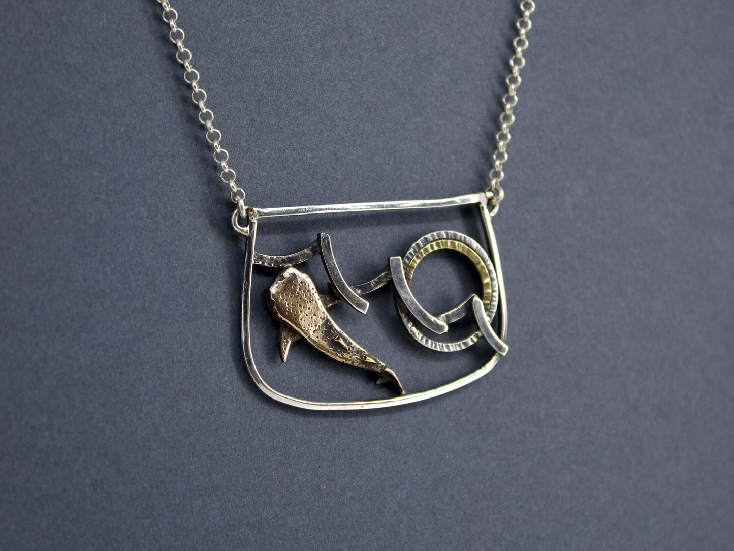 Collana squalo balena incisa a mano in argento con design artistico e catena fine di Glimoire