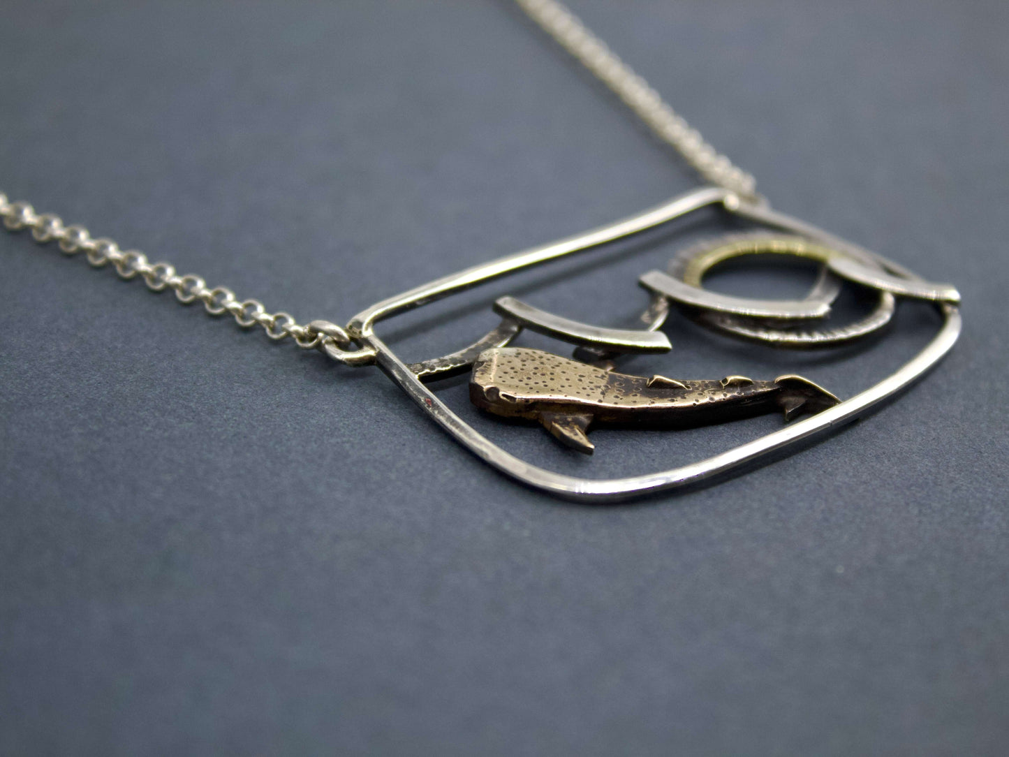 Collana squalo balena incisa a mano in metallo con design dettagliato su catena sottile