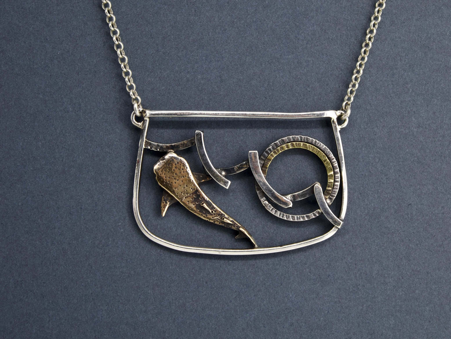 Collana squalo balena incisa a mano in metallo con design artistico e catena sottile Glimoire