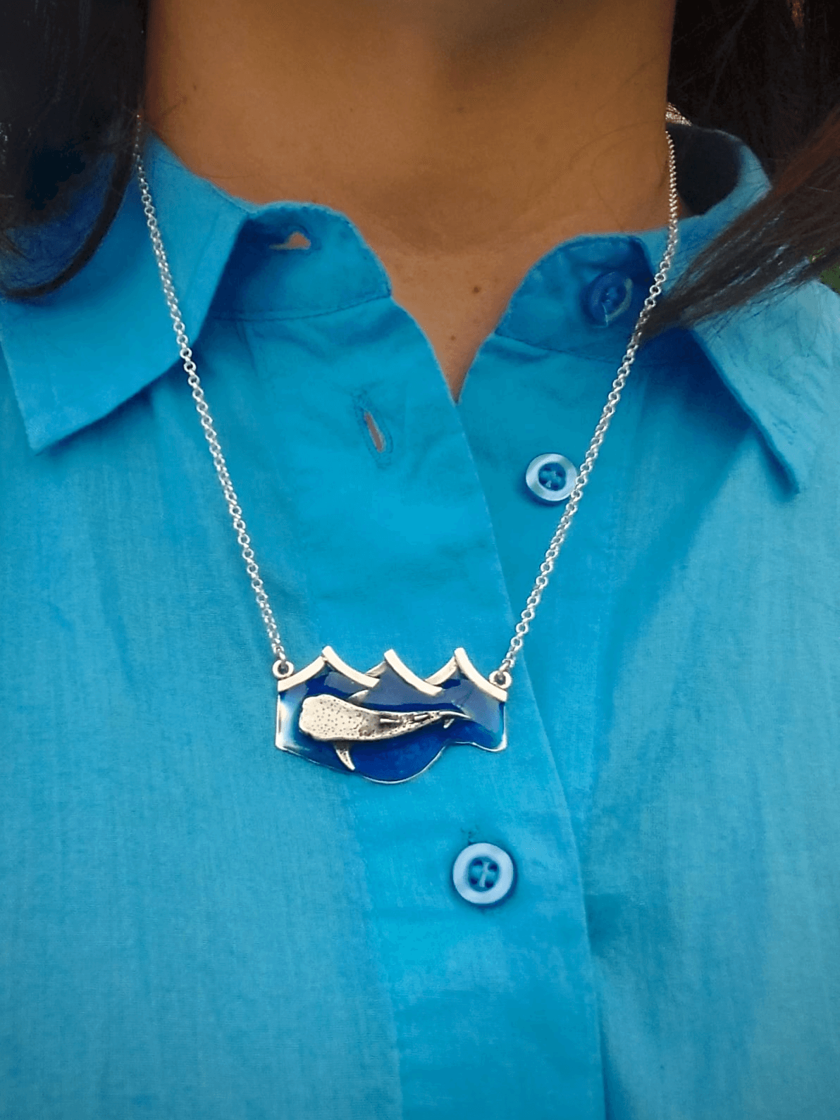 Collana squalobalena Glimoire con pendente argento a forma di squalobalena su sfondo blu