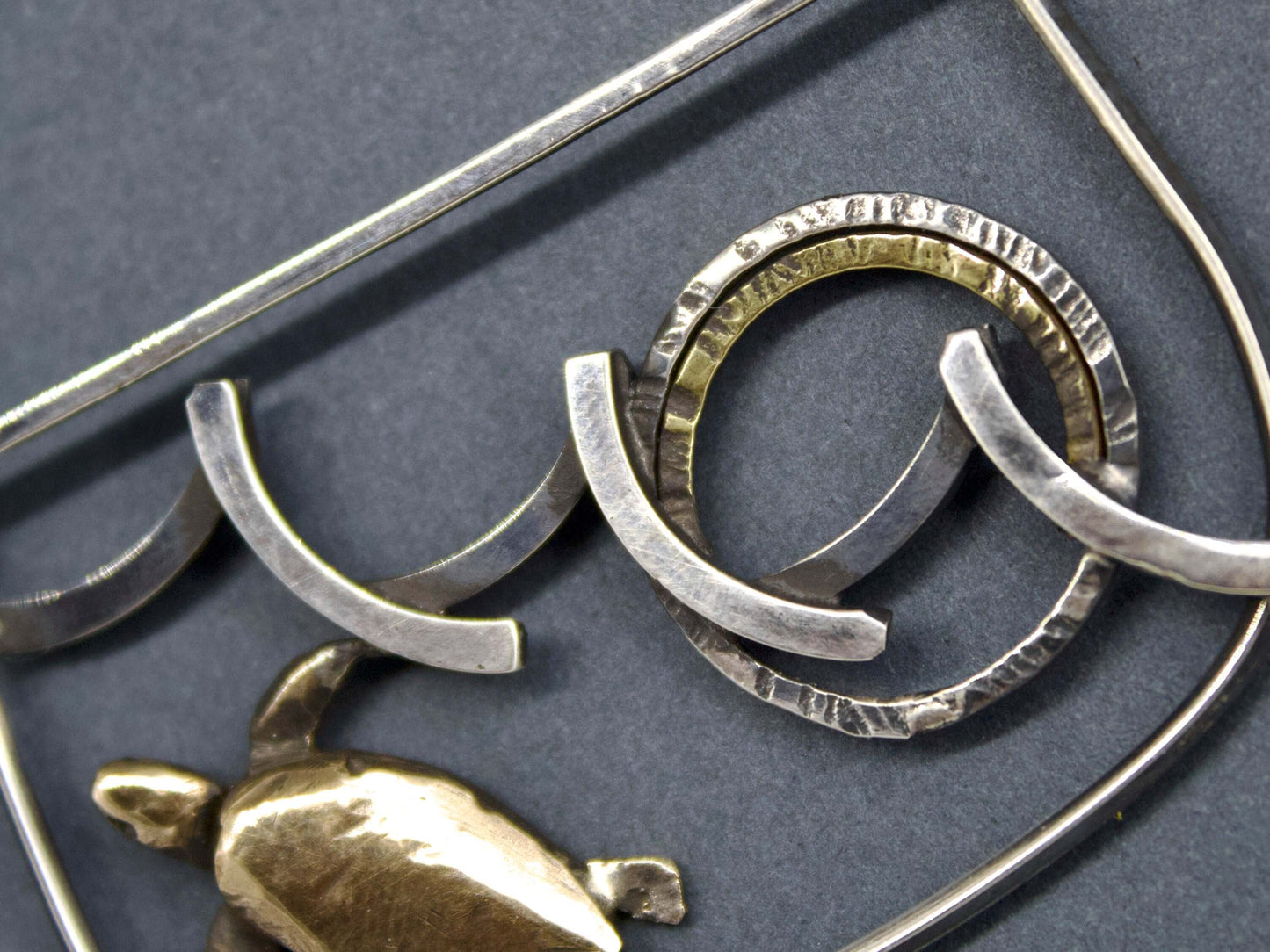 Collana tartaruga incisa a mano in metallo con dettagli geometrici e finitura artigianale elegante