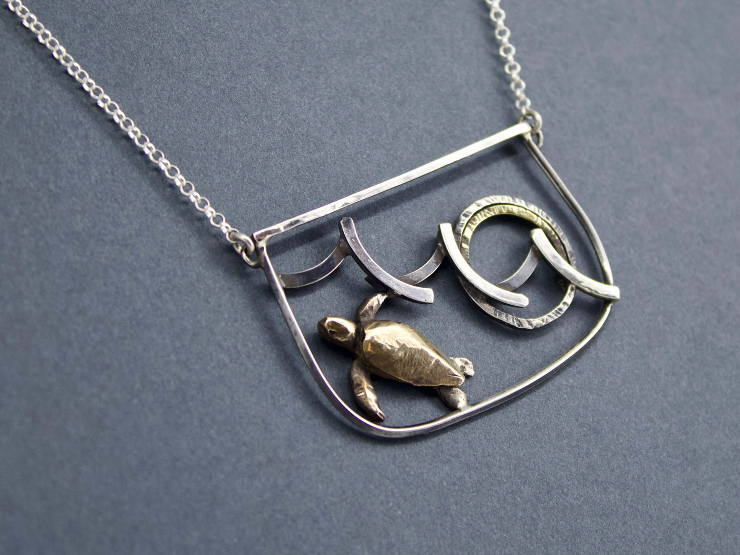 Collana tartaruga incisa a mano in argento con ciondolo artistico e dettaglio tortuga dorata