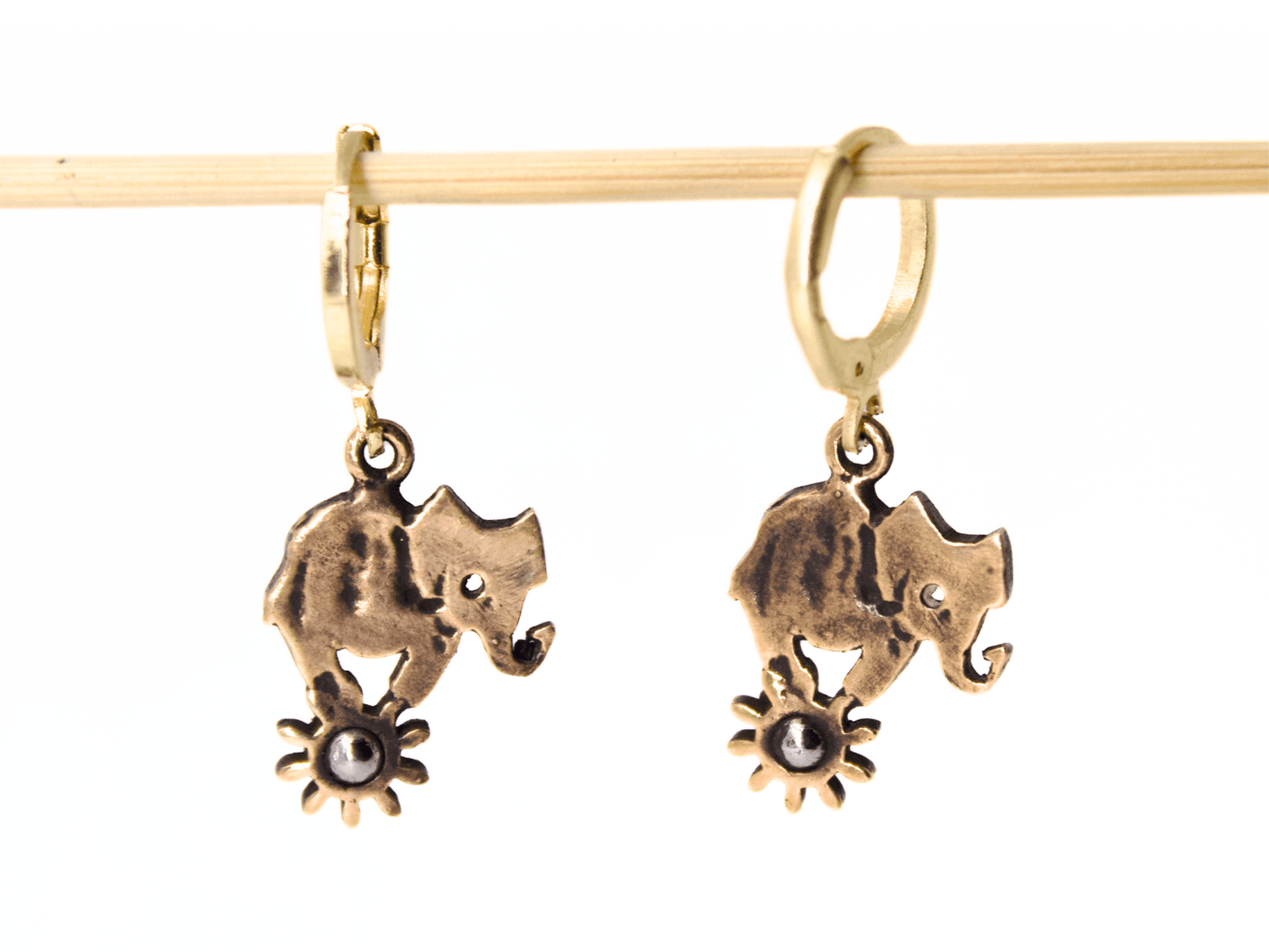 Orecchini Glimoire con gioielli a forma di elefante fatti a mano in bronzo su cerchi dorati