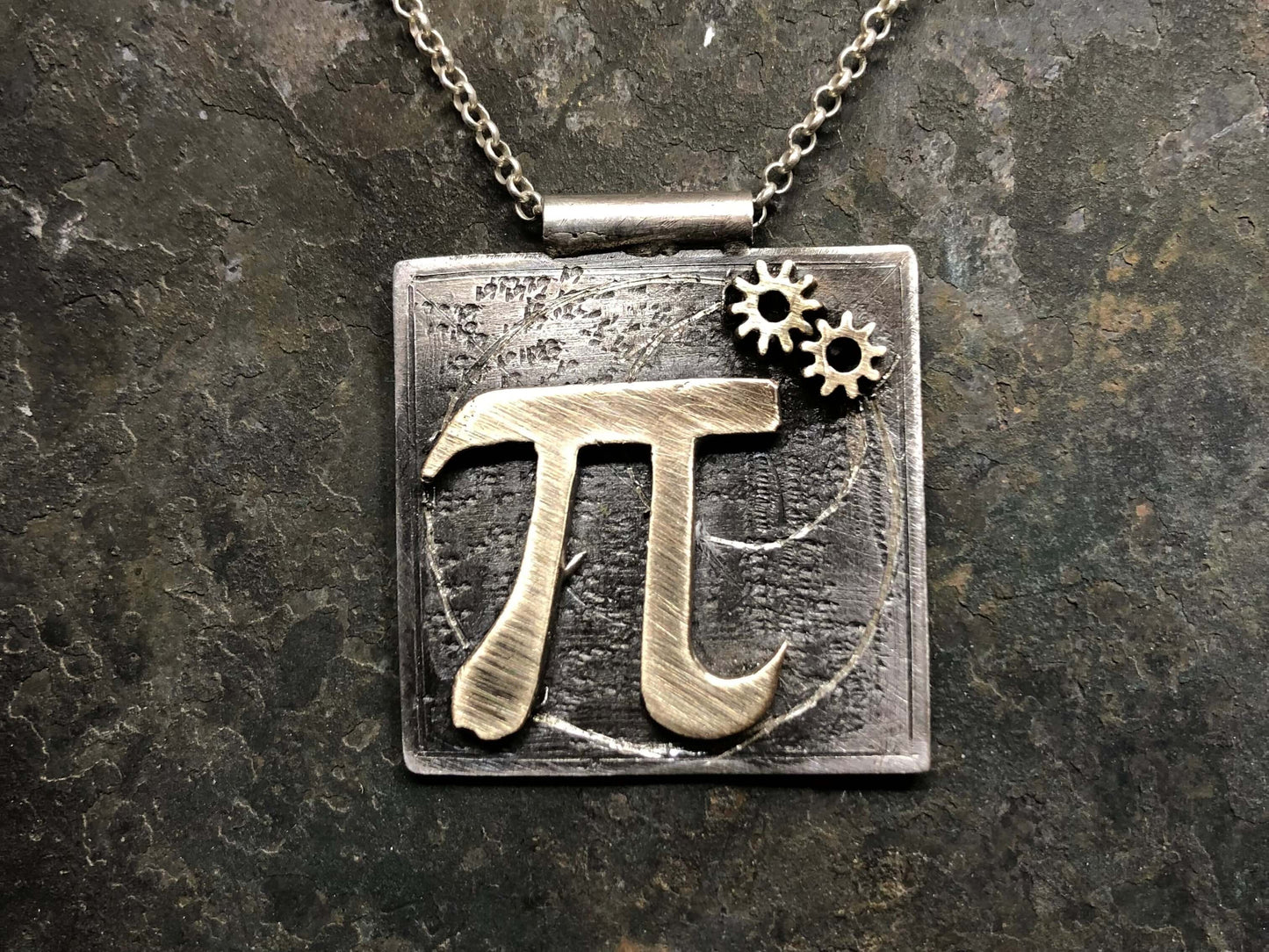 Collana Glimoire con ciondolo quadrato in metallo e simbolo pi con ingranaggi decorativi