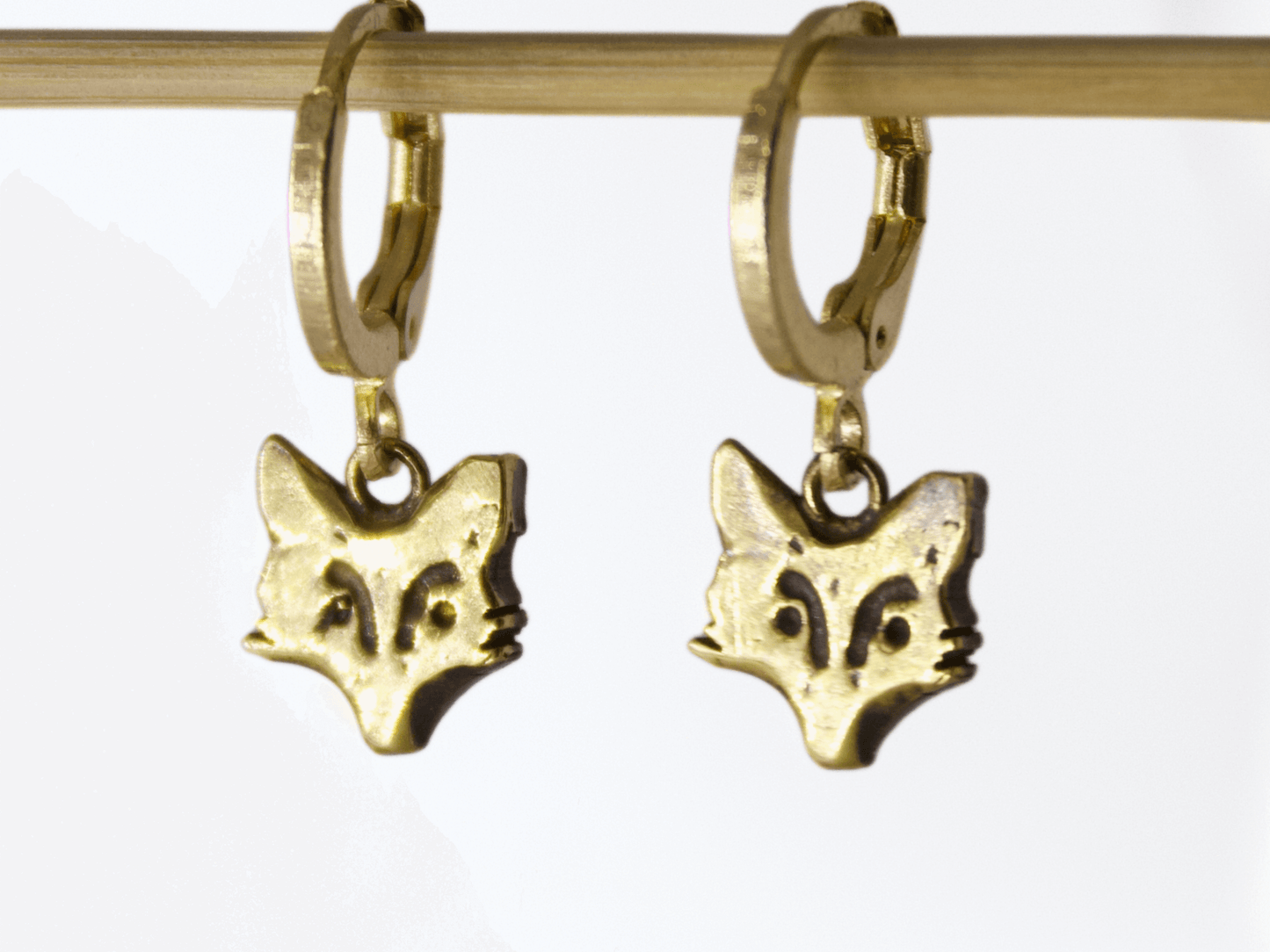 Orecchini Glimoire con charm testa di volpe dorata gioielli volpe mini artigianali eleganti