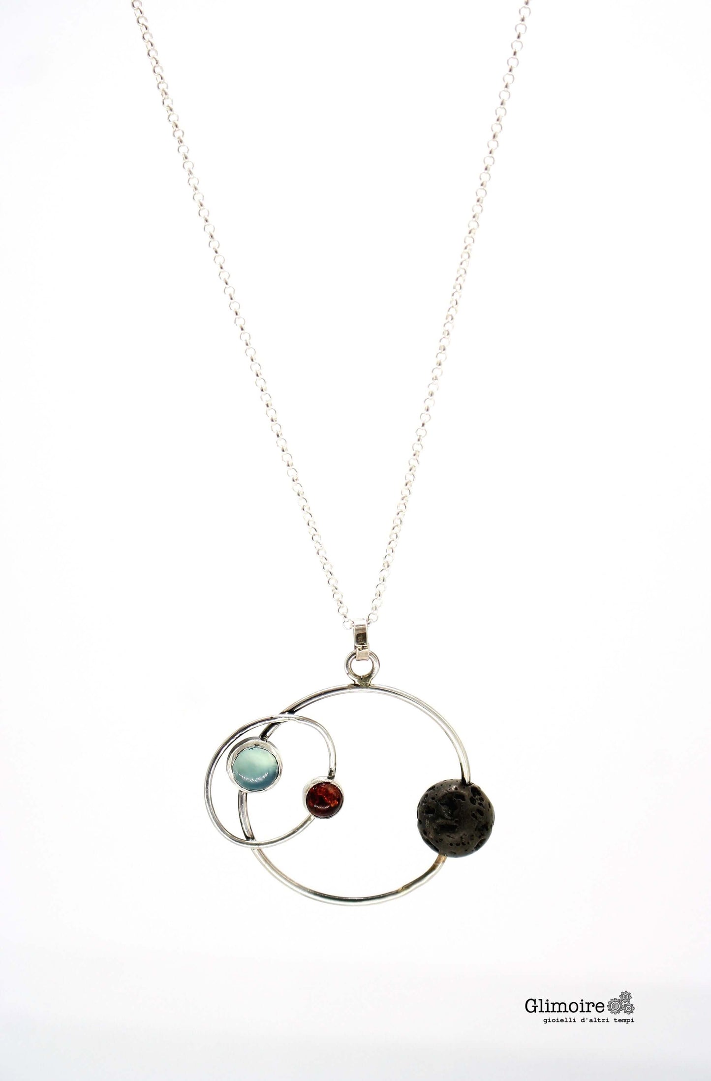 Collana Glimoire con pendente a cerchi intrecciati e pietre decorative colorate