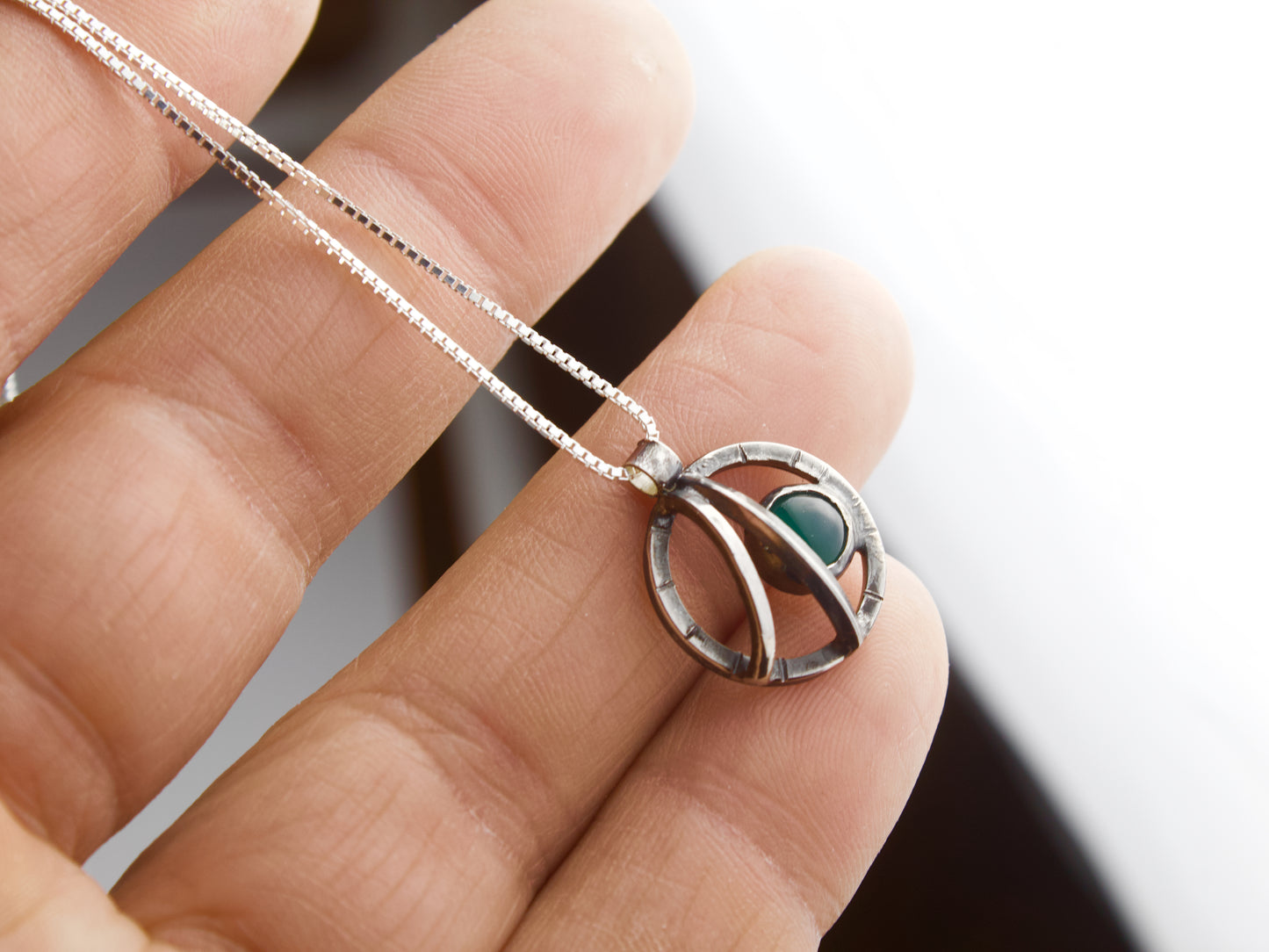 Collana Orbite con pietra verde in argento, elegante e unica, ideale per ogni occasione