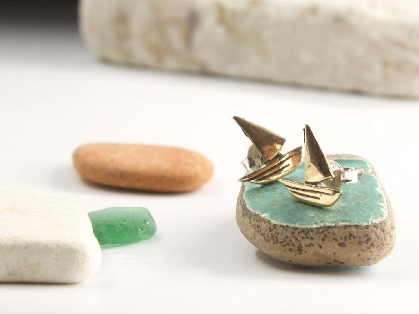 Orecchini barca Glimoire in metallo dorato con design a vela su base di pietra decorativa