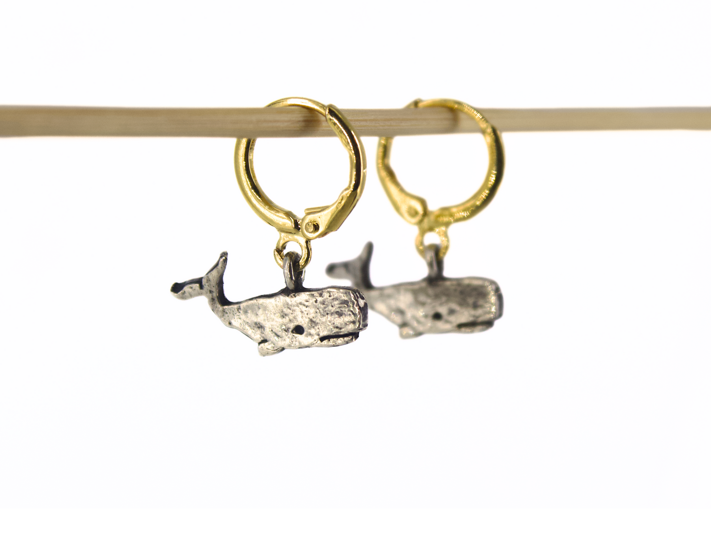 Orecchini capodoglio fatti a mano Glimoire con charms di balena su cerchi dorati eleganti