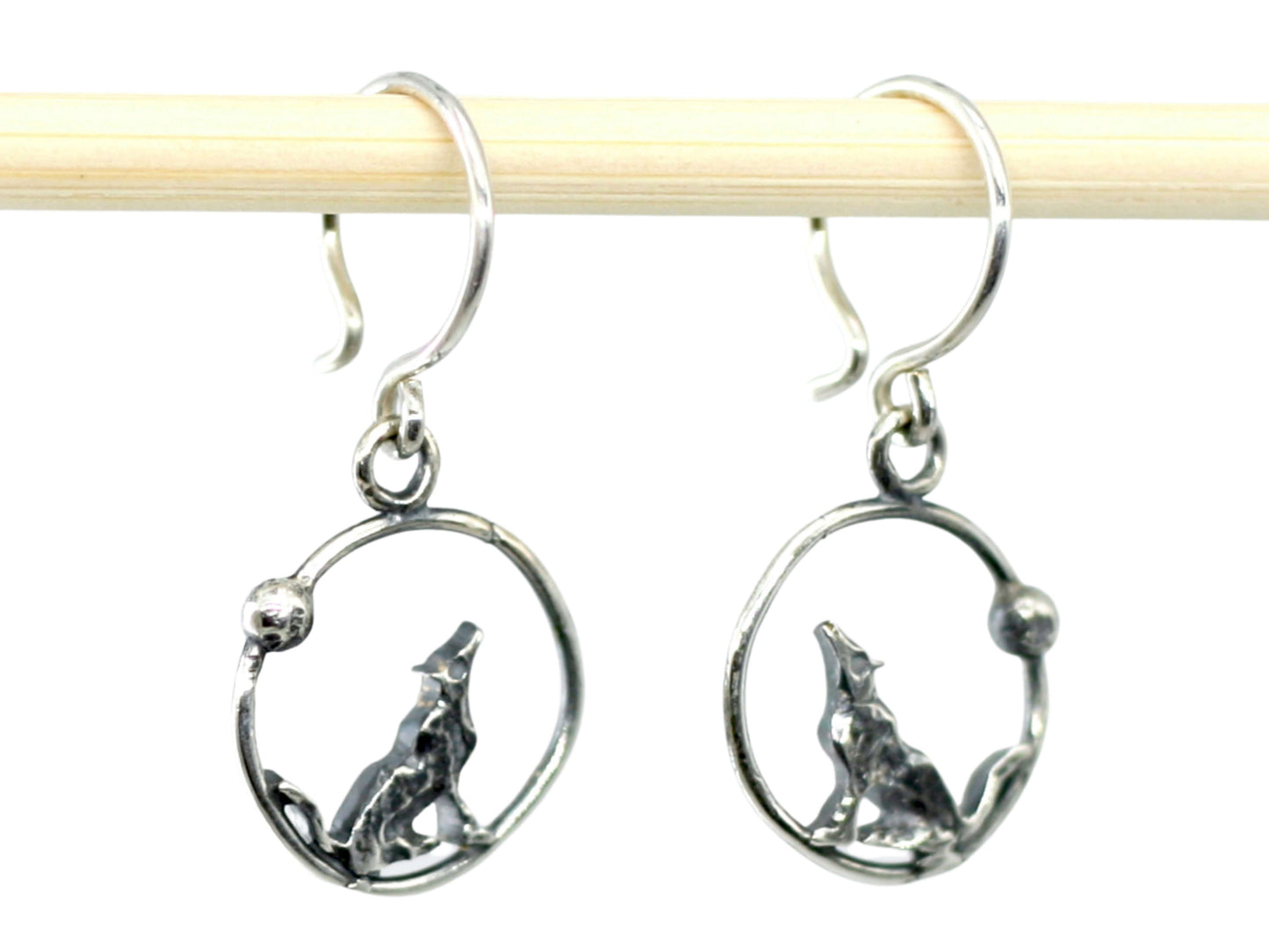 Orecchini lupi incisi a mano in argento con design rotondo Glimoire esclusivi