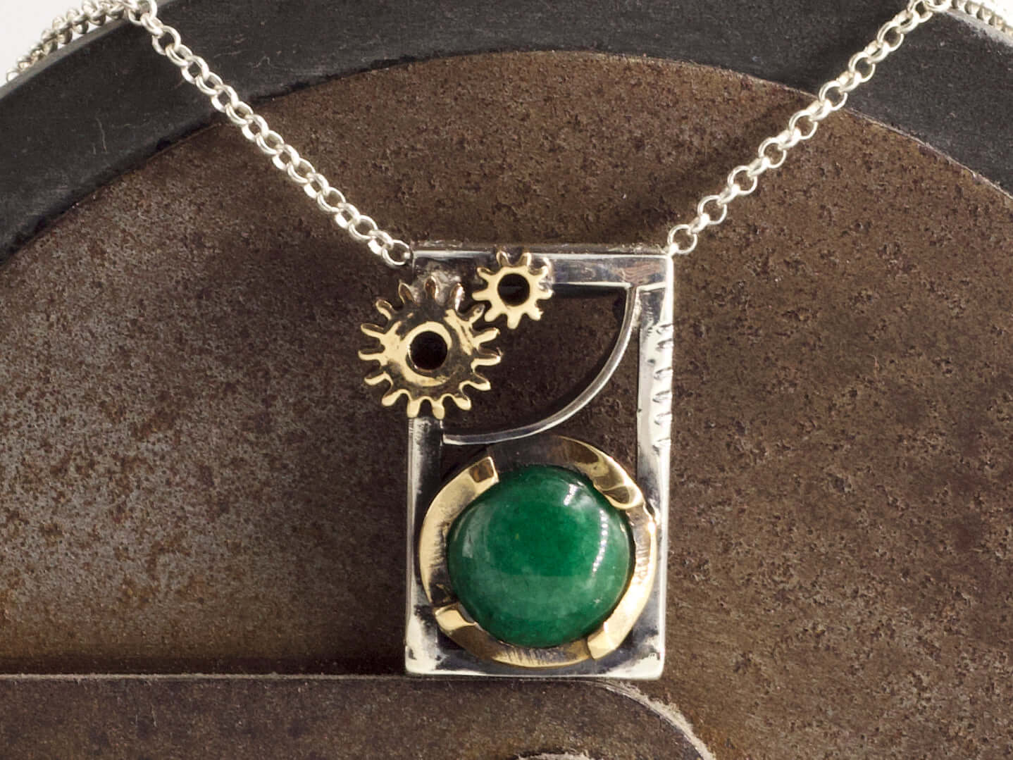 Collana Glimoire con pendente ingranaggi pietra verde in metallo antico e catena argentata