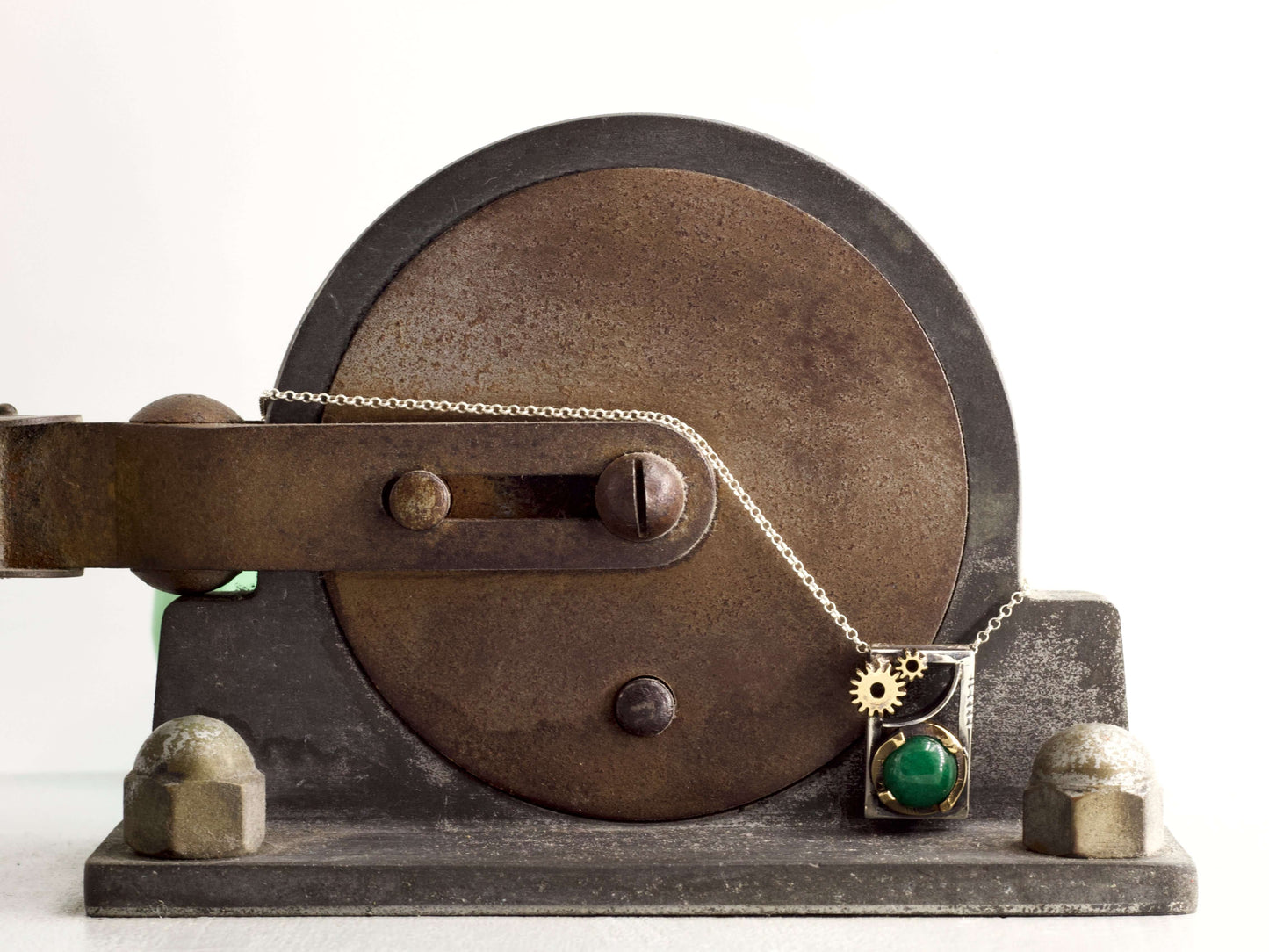 Collana Glimoire con pendente ingranaggi pietra verde su catena sottile argento