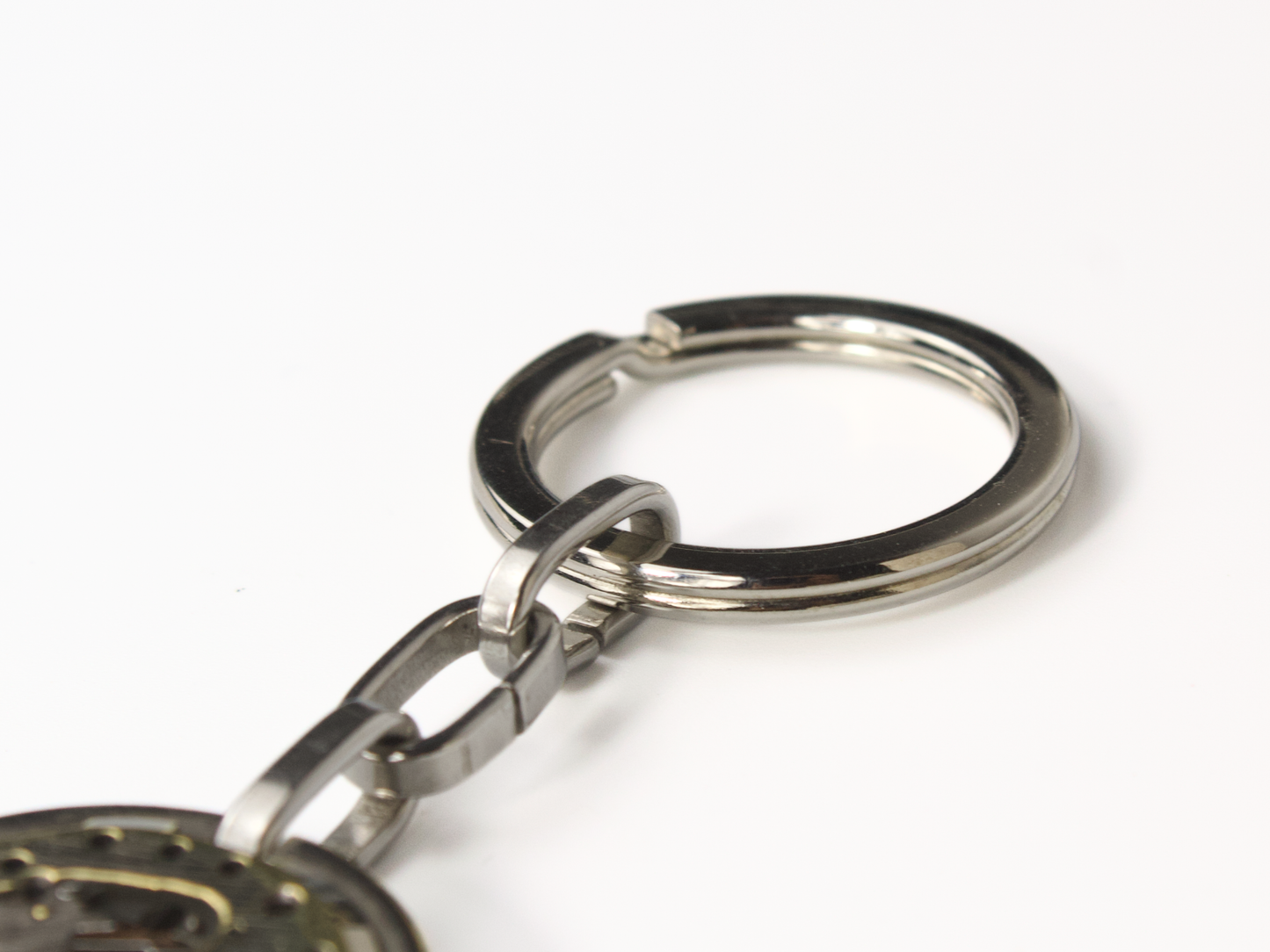 Portachiavi ingranaggi in metallo lucido con anello resistente e design elegante