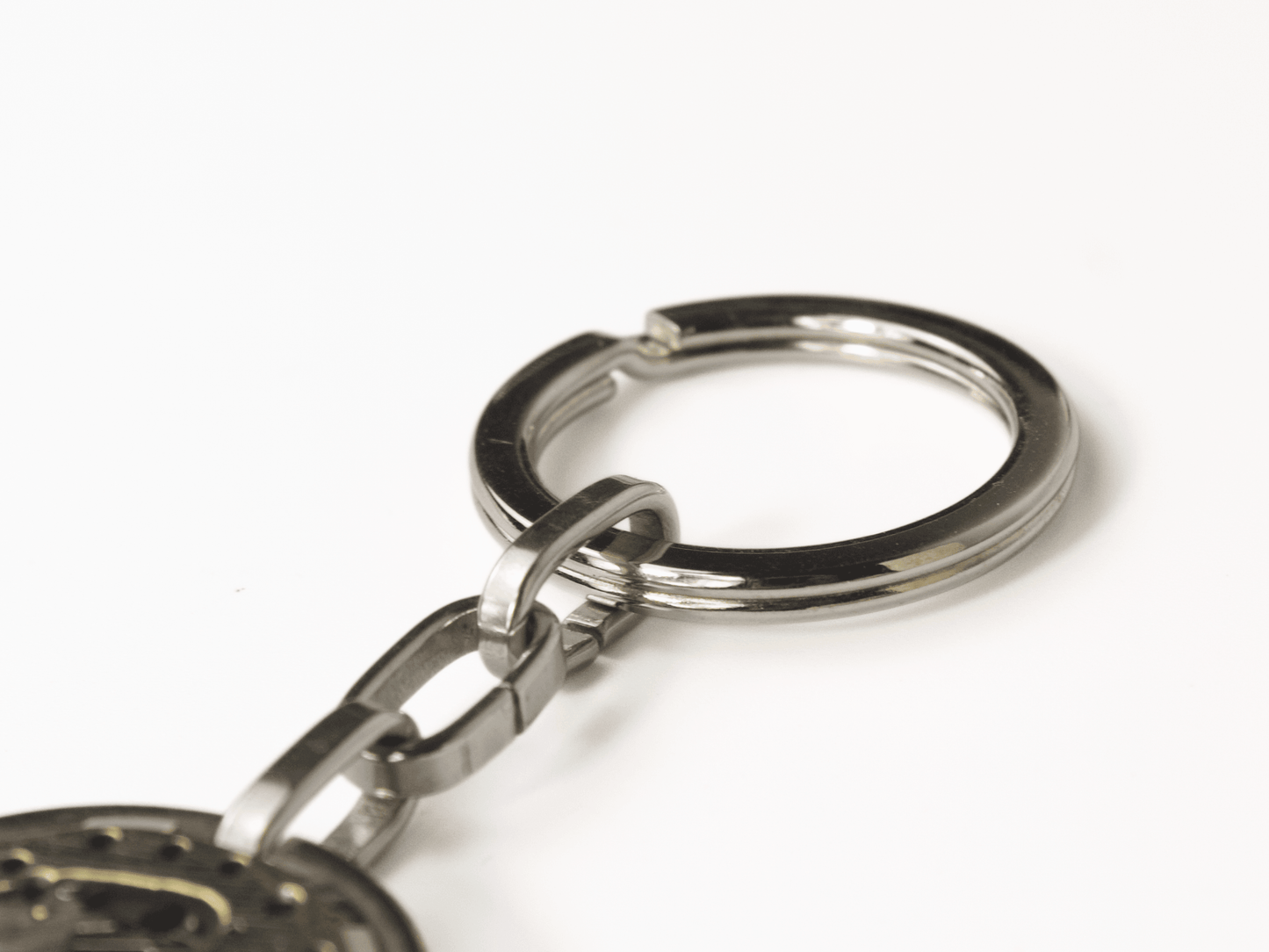 Portachiavi ingranaggi in metallo lucido con anello resistente e design elegante