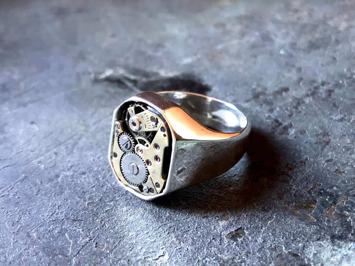 Anello Glimoire con design ingranaggi orologio in argento lucido artigianale