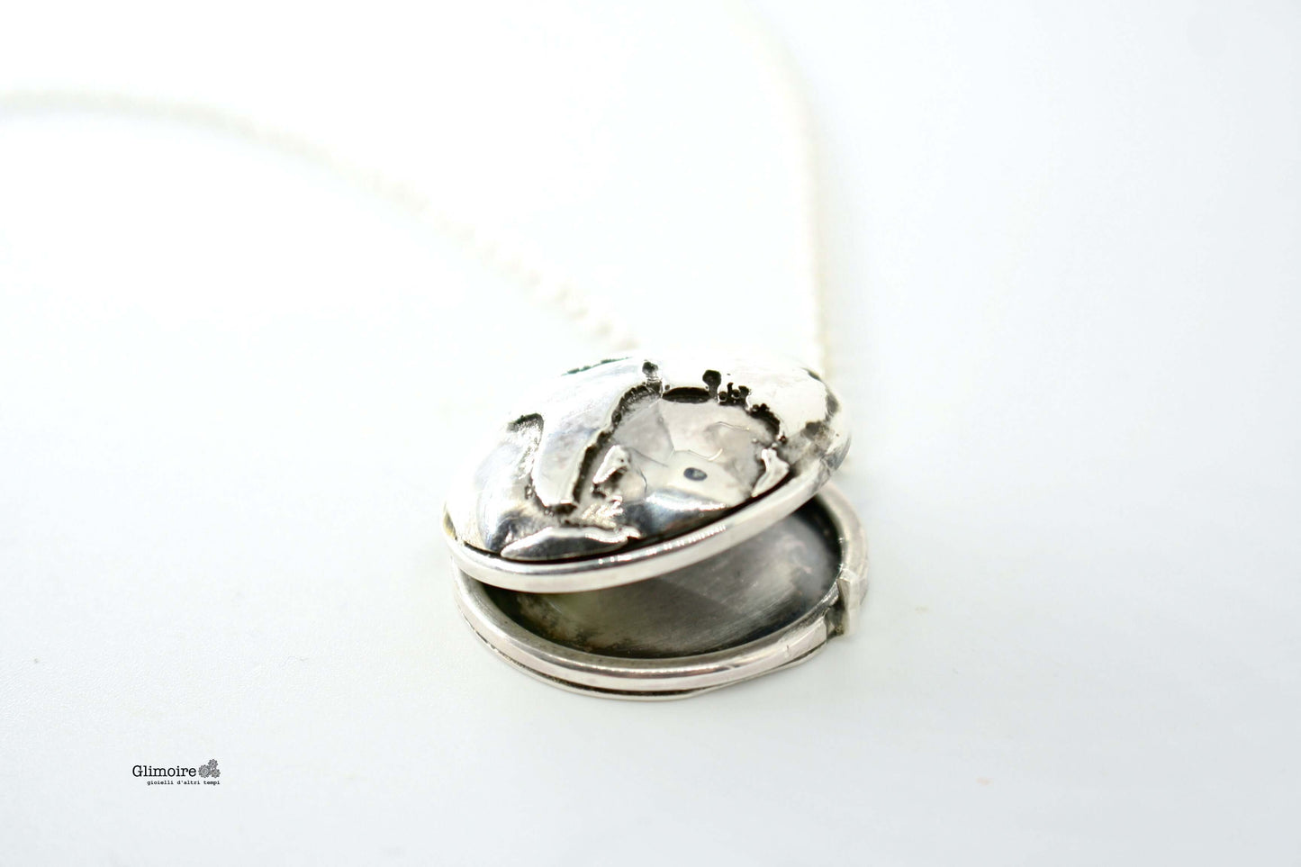 Collana Glimoire con ciondolo portafoto mondo in metallo argentato elegante e compatto