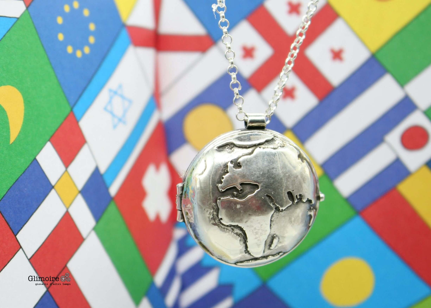 Collana Glimoire con ciondolo portafoto mondo in metallo argentato su catena sottile