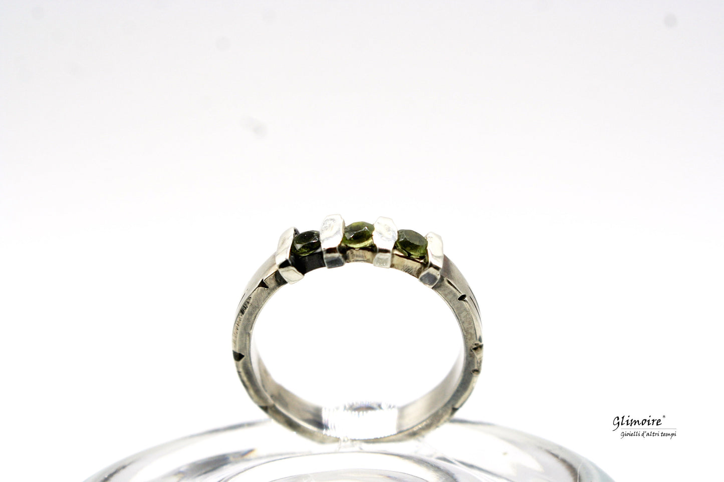 Anello in argento con pietre verdi di Glimoire elegante e raffinato per donna