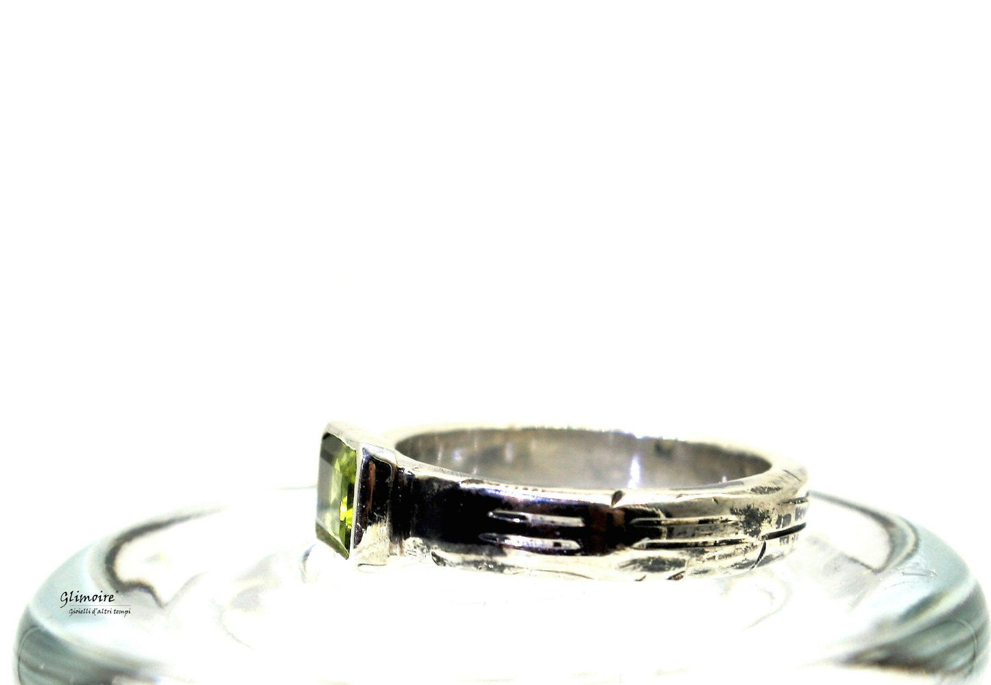 Anello pietra verde rettangolare Glimoire in argento con design elegante e moderno