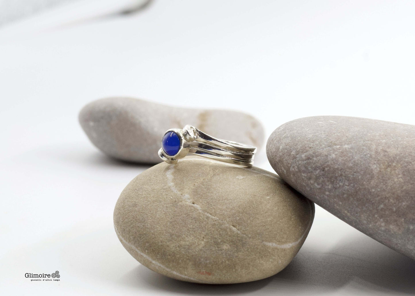 Anello in argento pietra blu Glimoire su ciottoli pietra naturale dettagli del design elegante