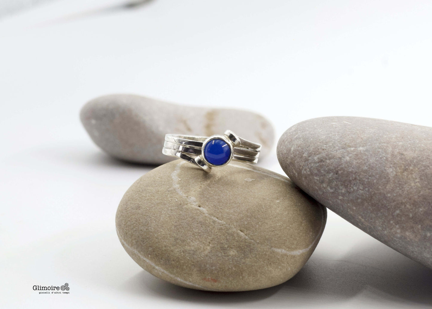 Anello in argento pietra blu Glimoire su pietre lisce design a fascia con gemma tonda blu elegante